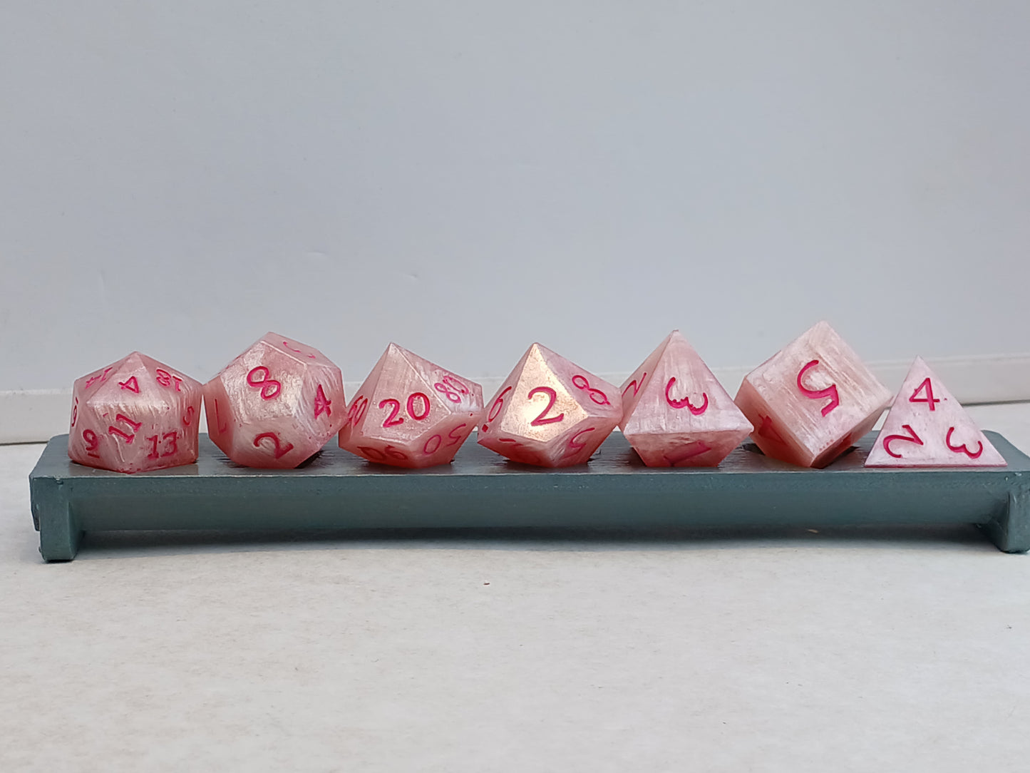 Dice set rosa med rosa siffror