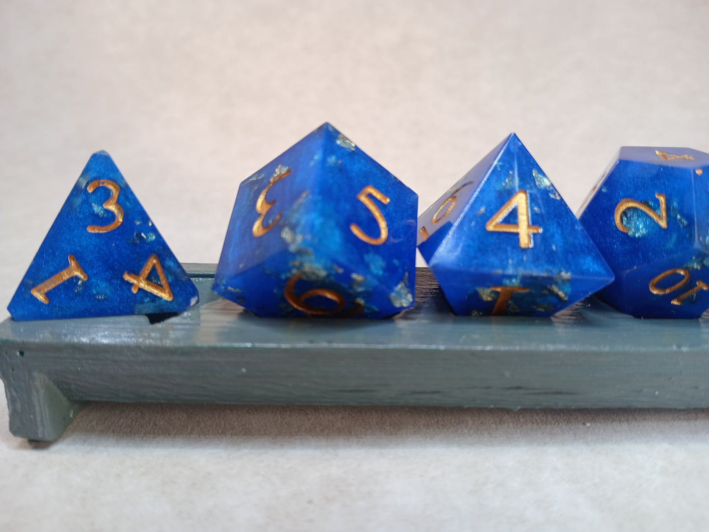Dice set blå "guld"flingor med guldfärgade siffror OK