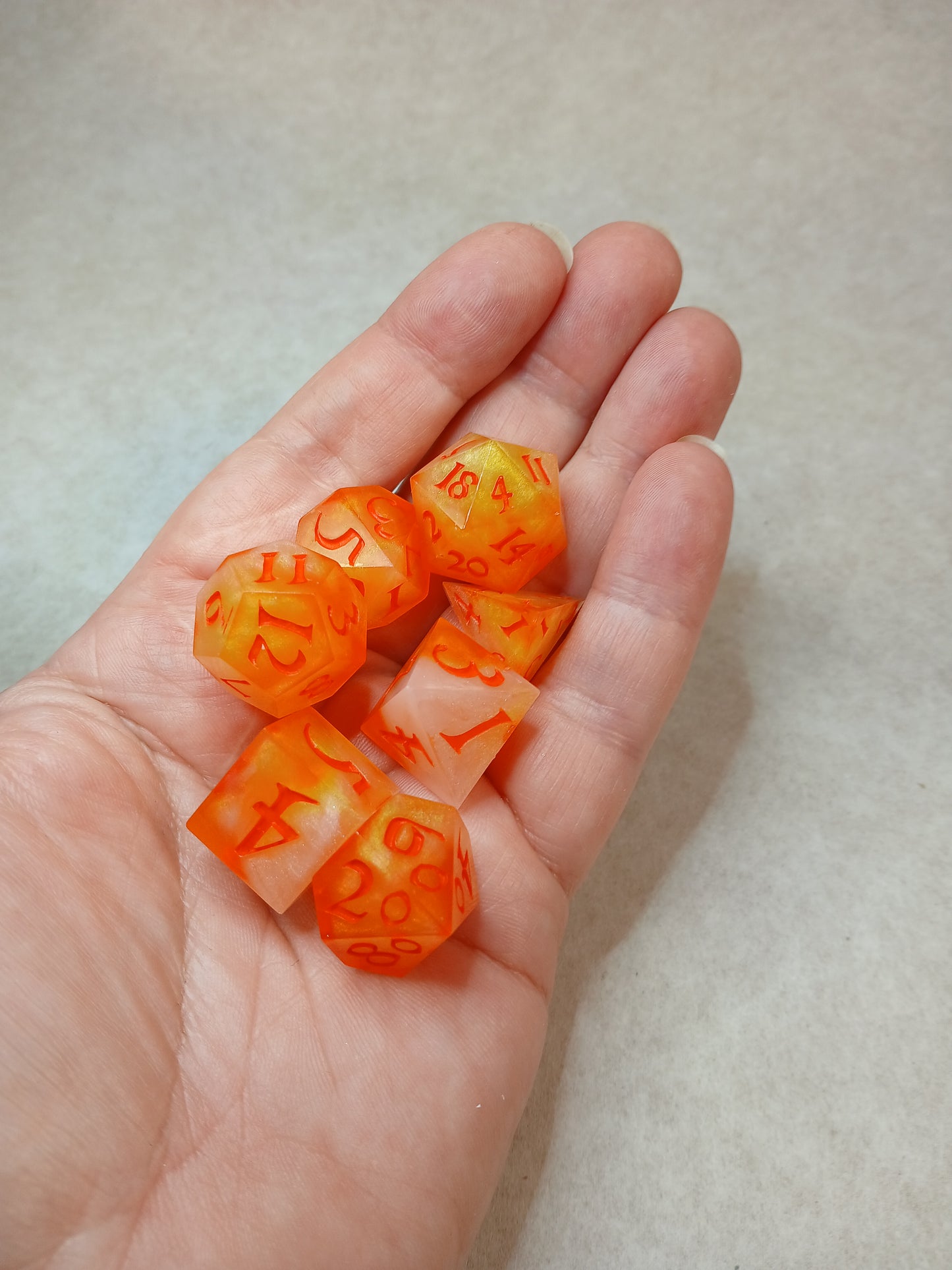 Dice set orange med orange siffror