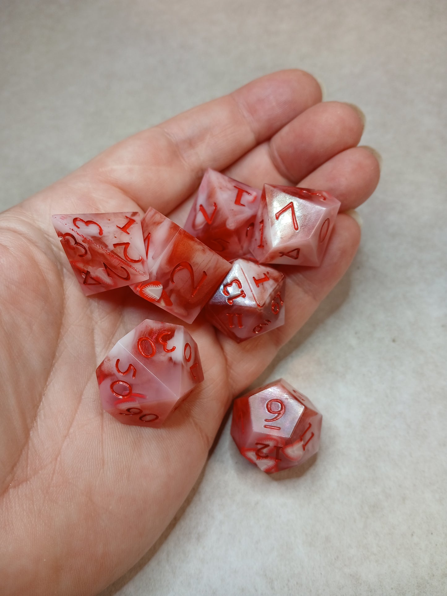 Dice set "Jordgubbsflingor" med röda siffror