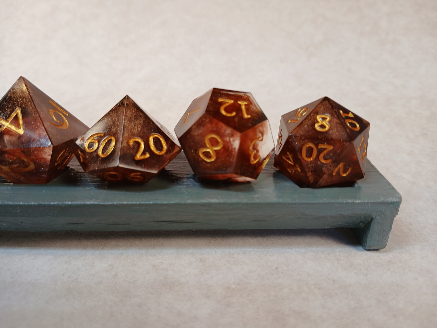 Dice set brun guldskimmer med siffror i guldfärg