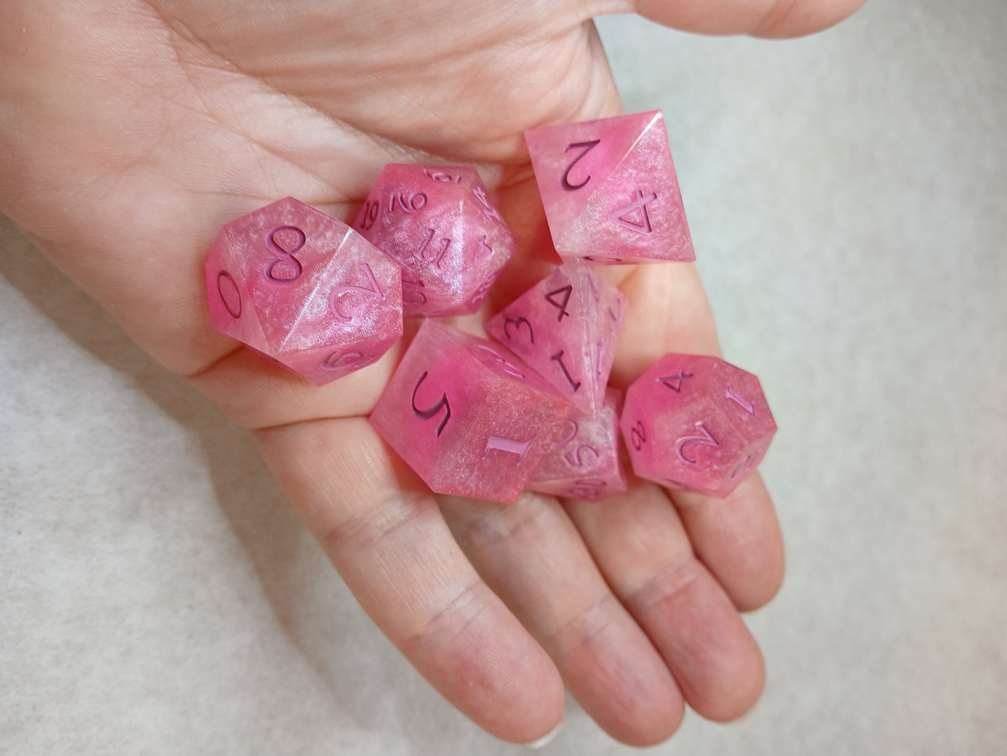Dice set rosa med rosa siffror