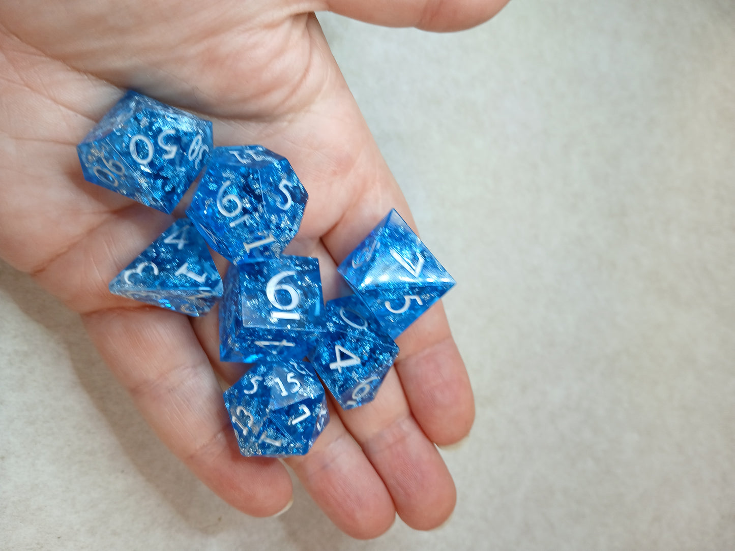 Dice set blå med siffror i silverfärg