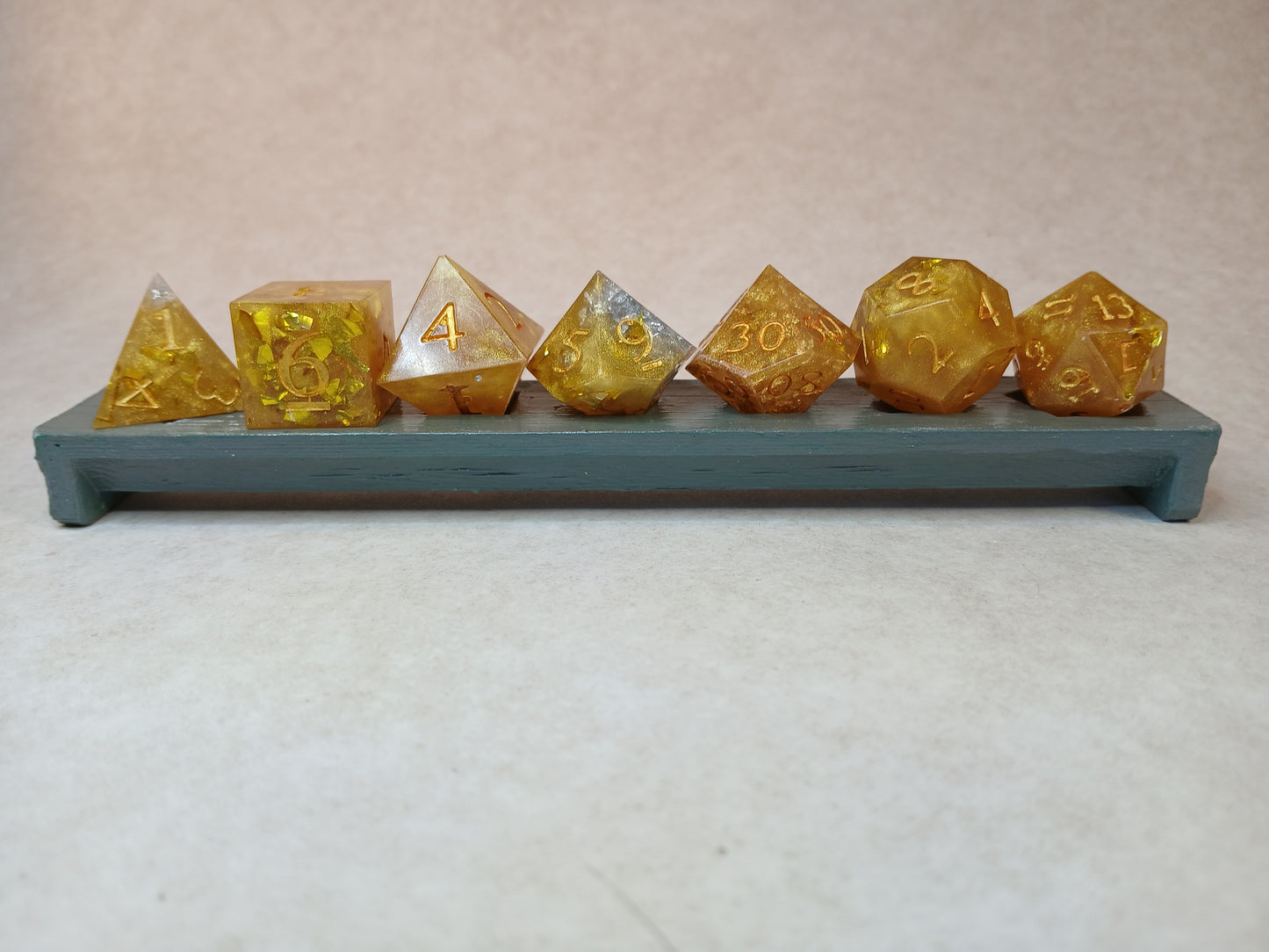 Dice set guld och silver med siffror i guldfärg