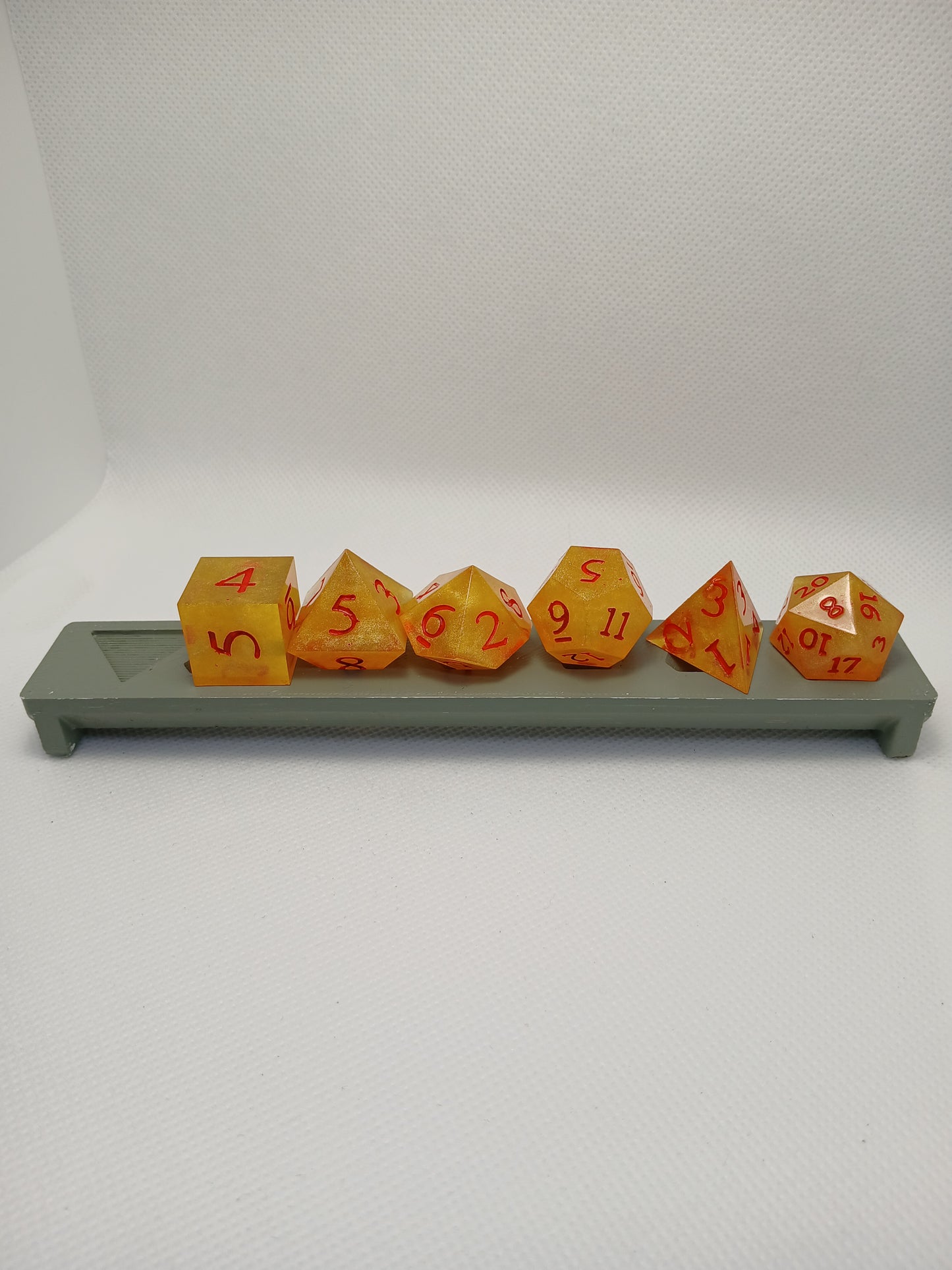 Dice set gul med röda siffror, saknar D100