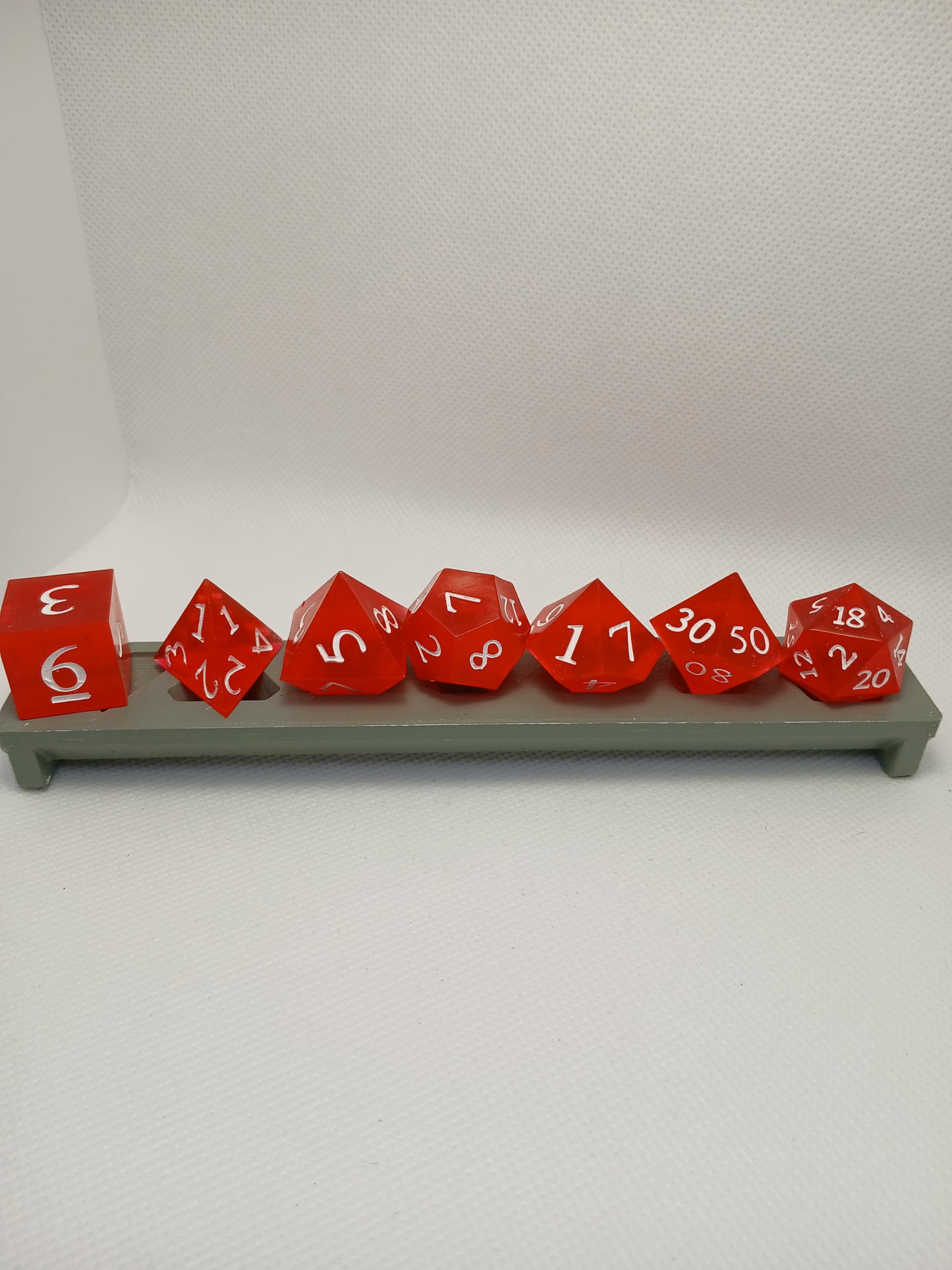 Dice set röd med vita siffror