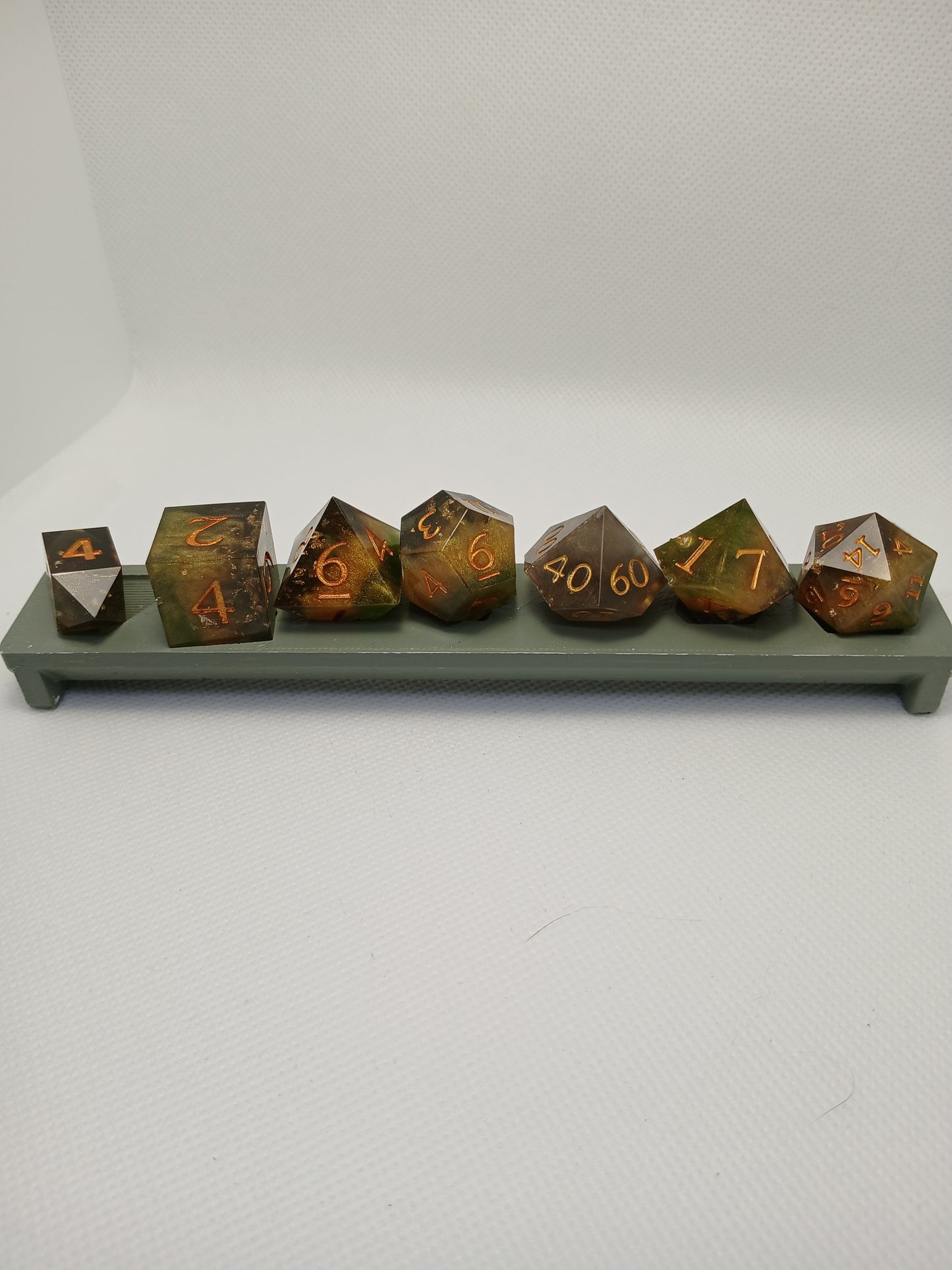 Dice set mörkgrön med siffror i guldfärg