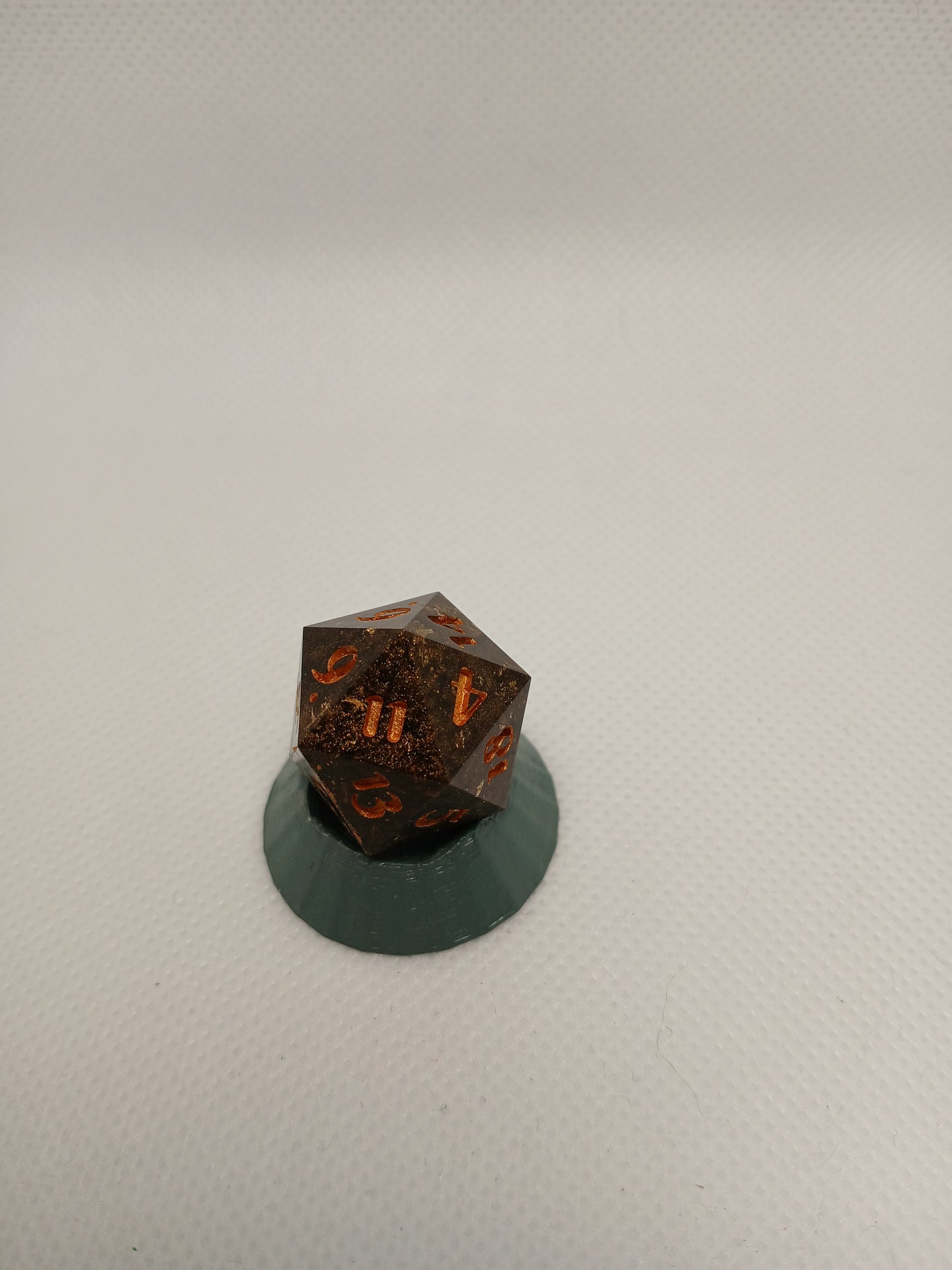 Dice D20 Goldbrown
