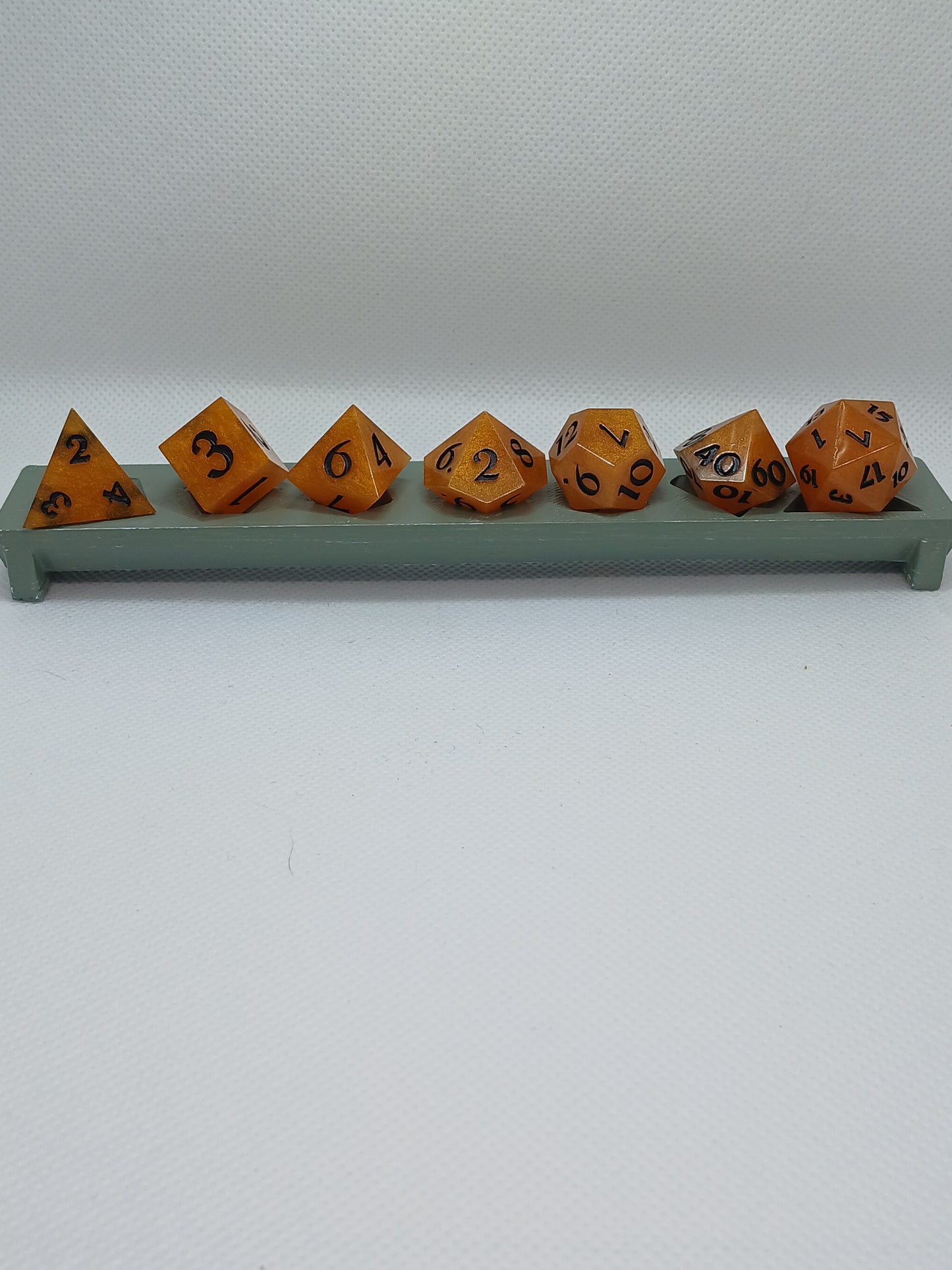 Dice set orange svarta siffror