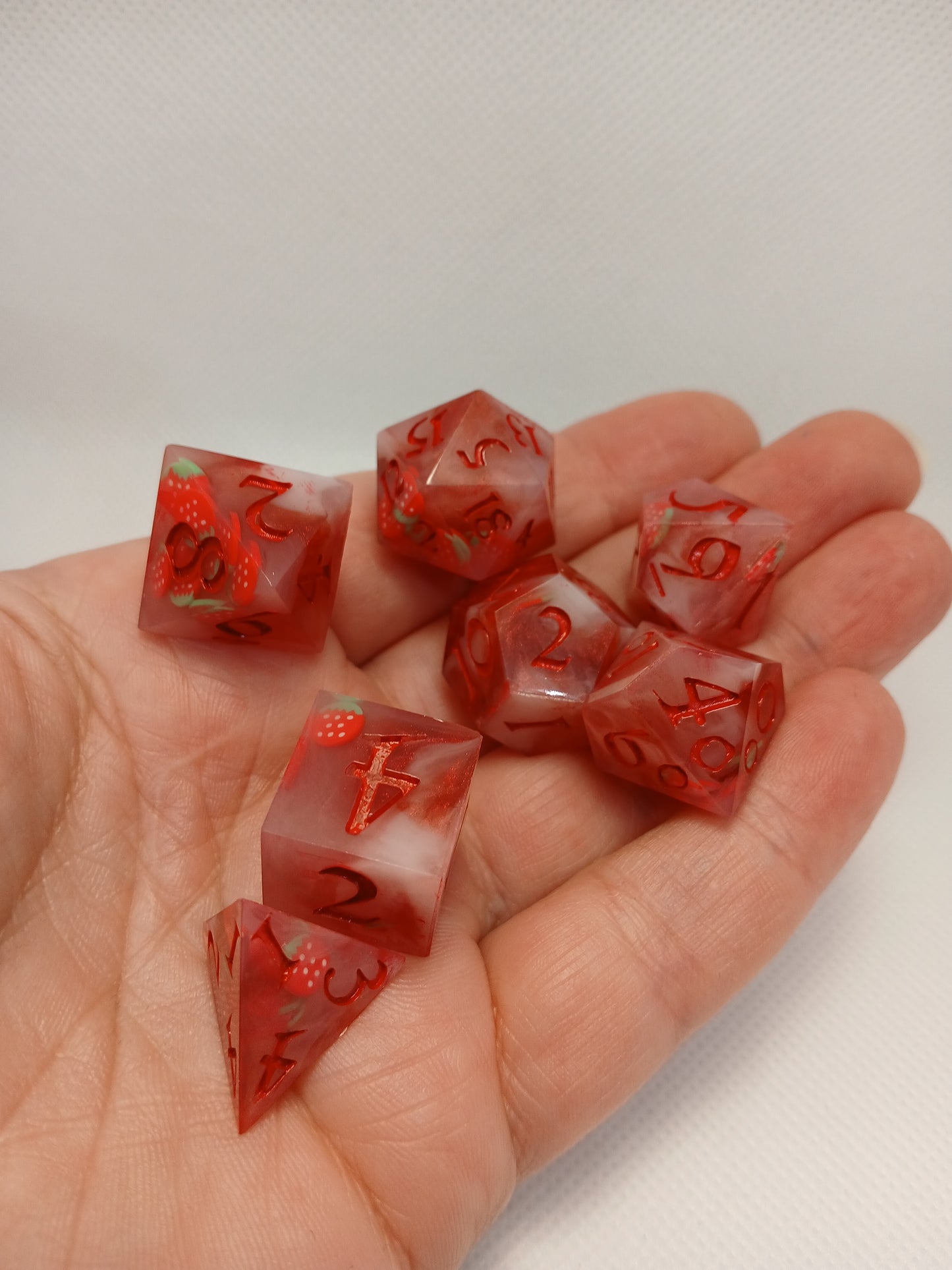 Dice set med "jordgubbe-tejp" med vita siffror