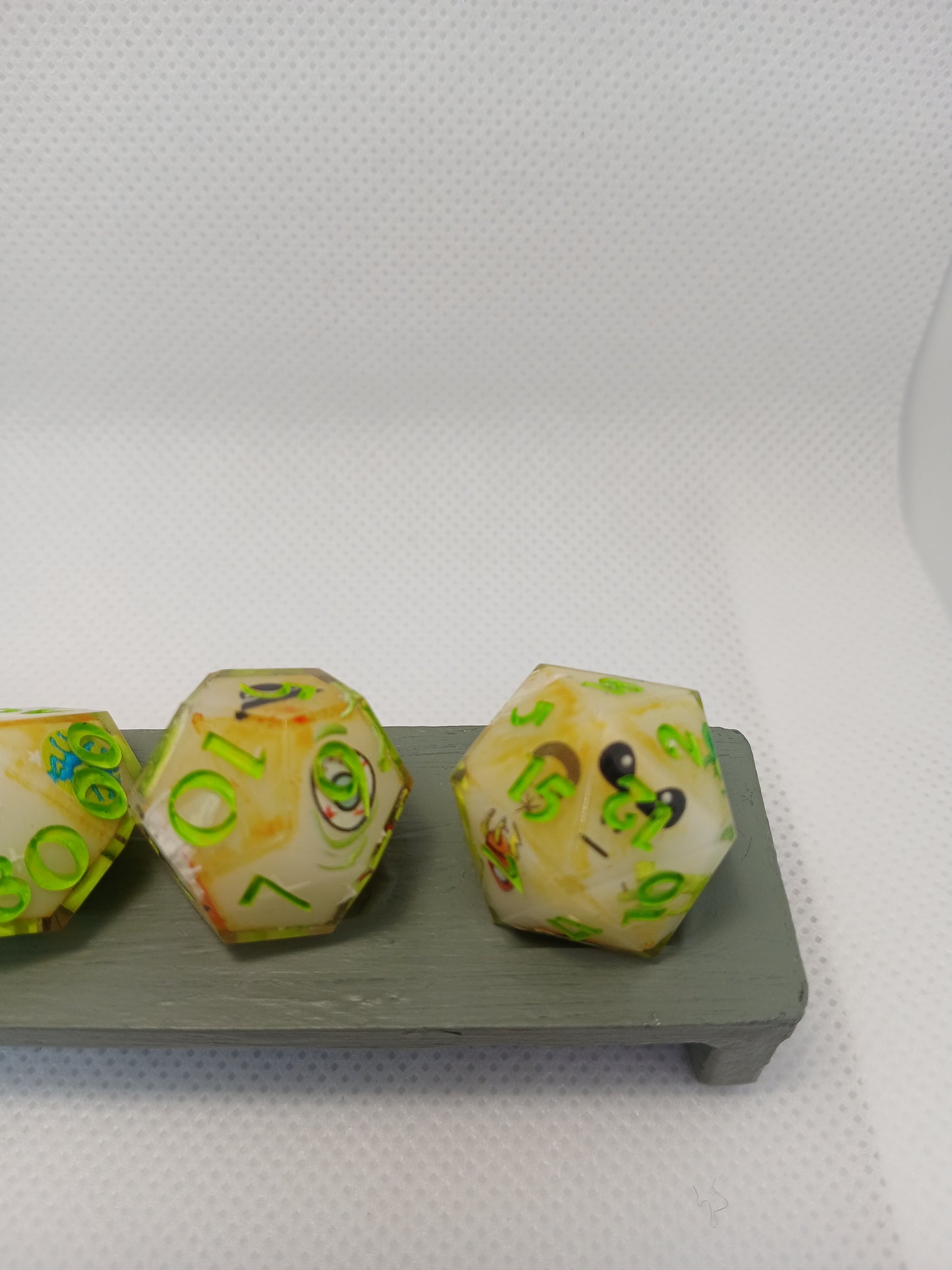 Dice set med "Alien" med limegröna siffror