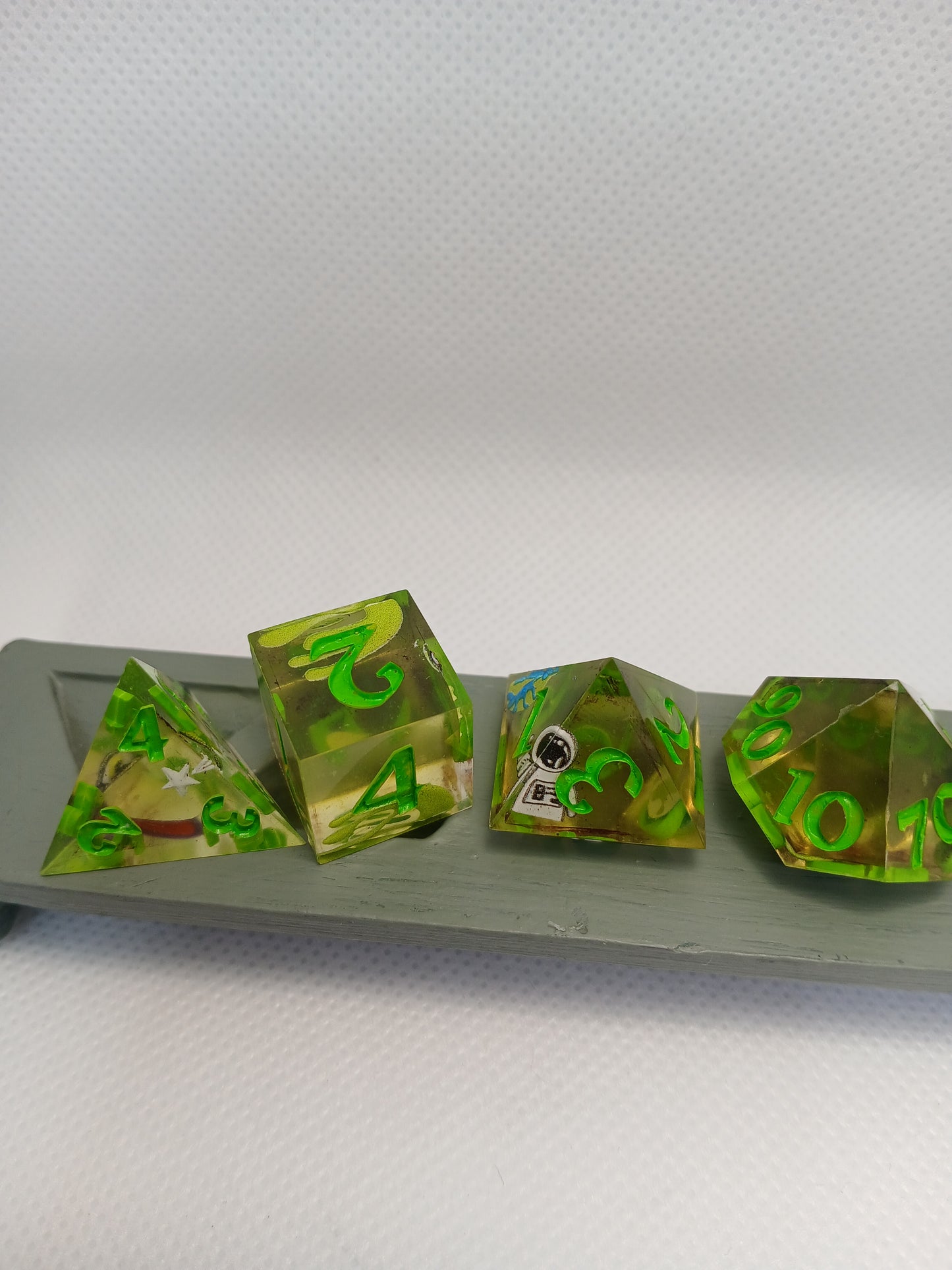 Dice set "Alien" med limegröna siffror