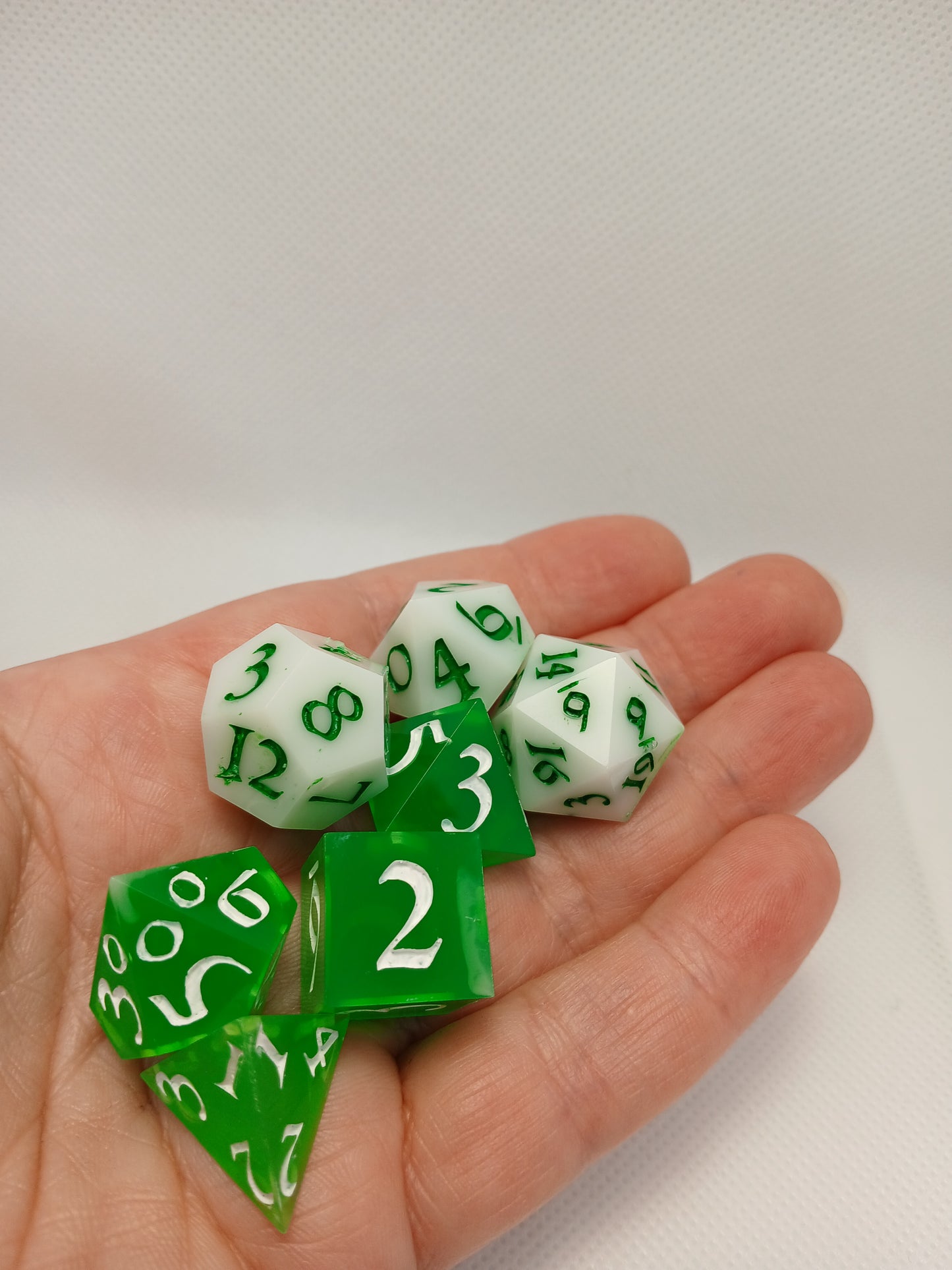 Dice set Grönvita med grönvita siffror