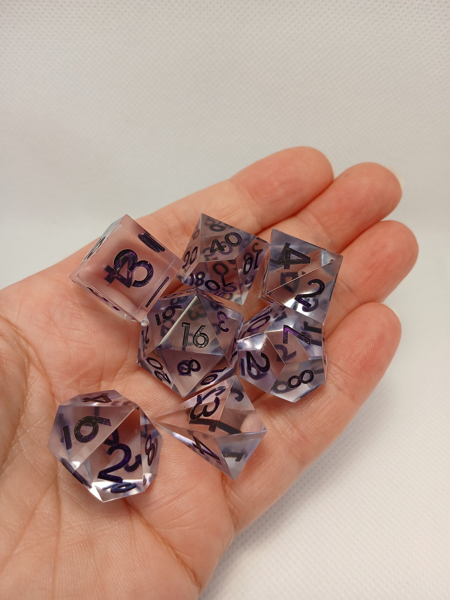 Dice set Genomskinlig-lila med lila siffror