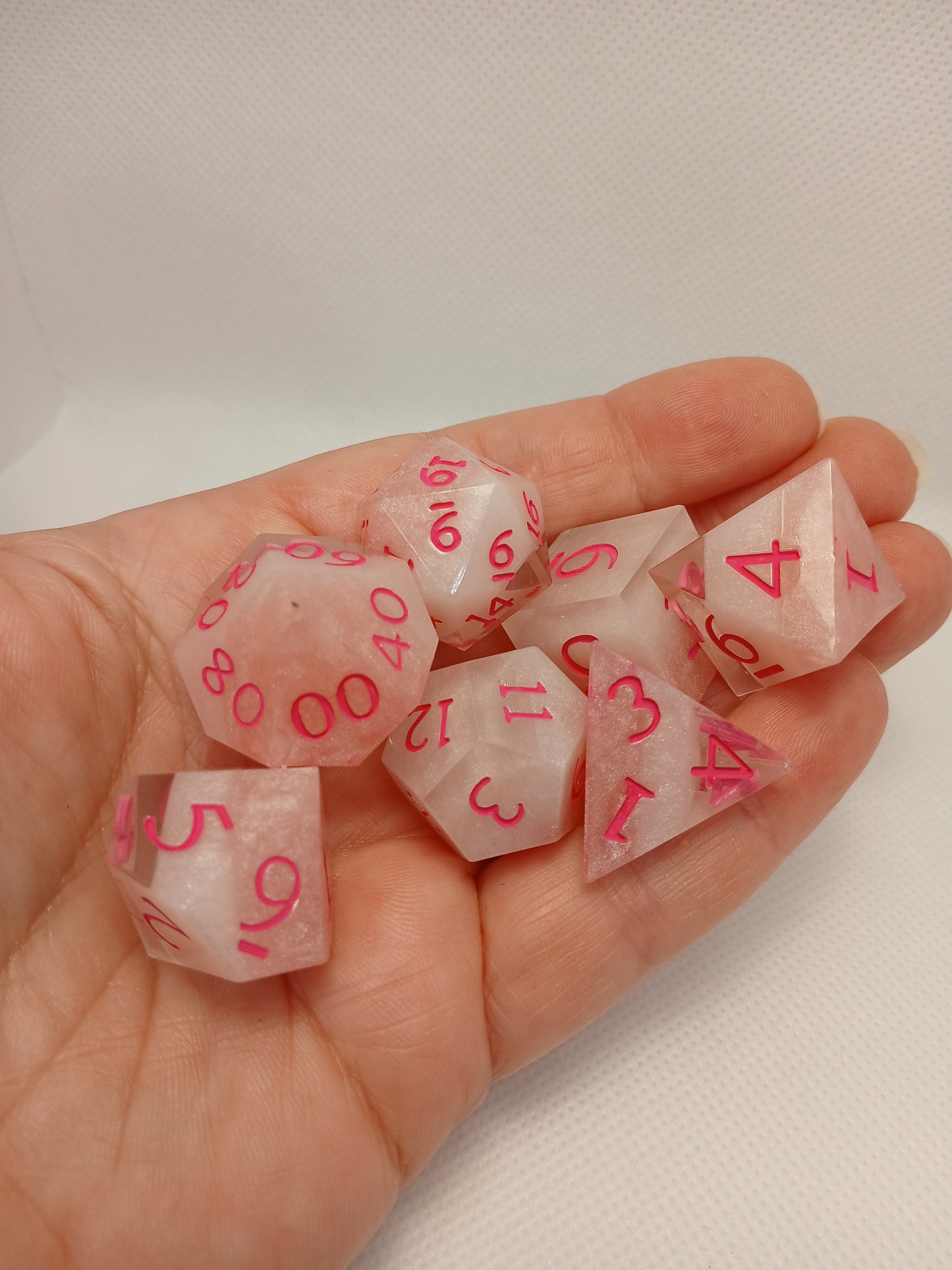 Dice set Rosa genomskinliga med rosa siffror
