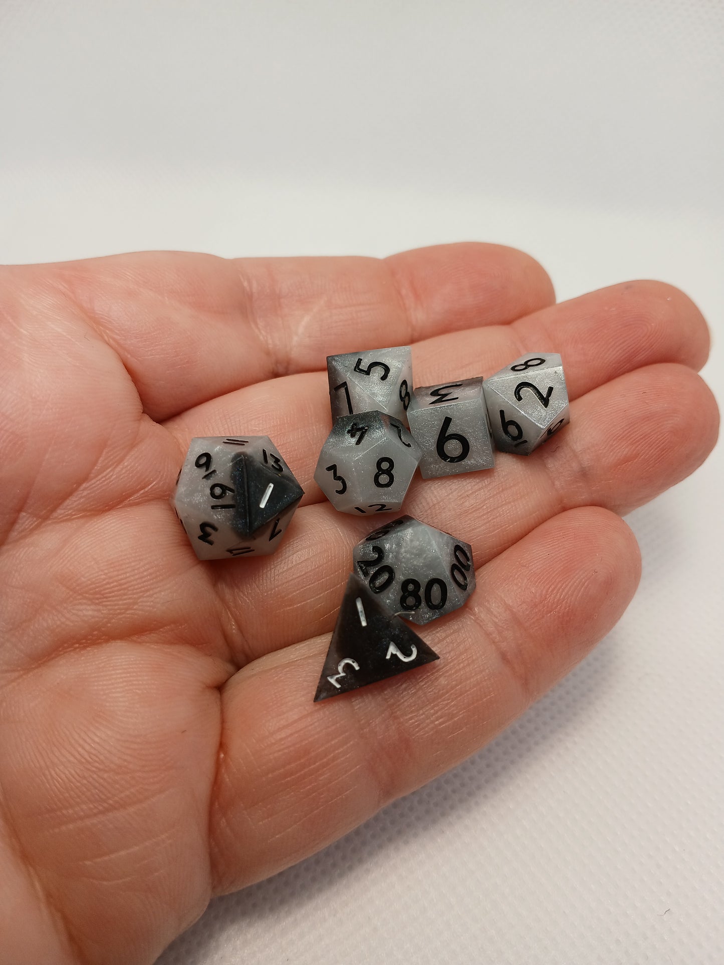 Dice set mini svartvita med svartvita siffror.