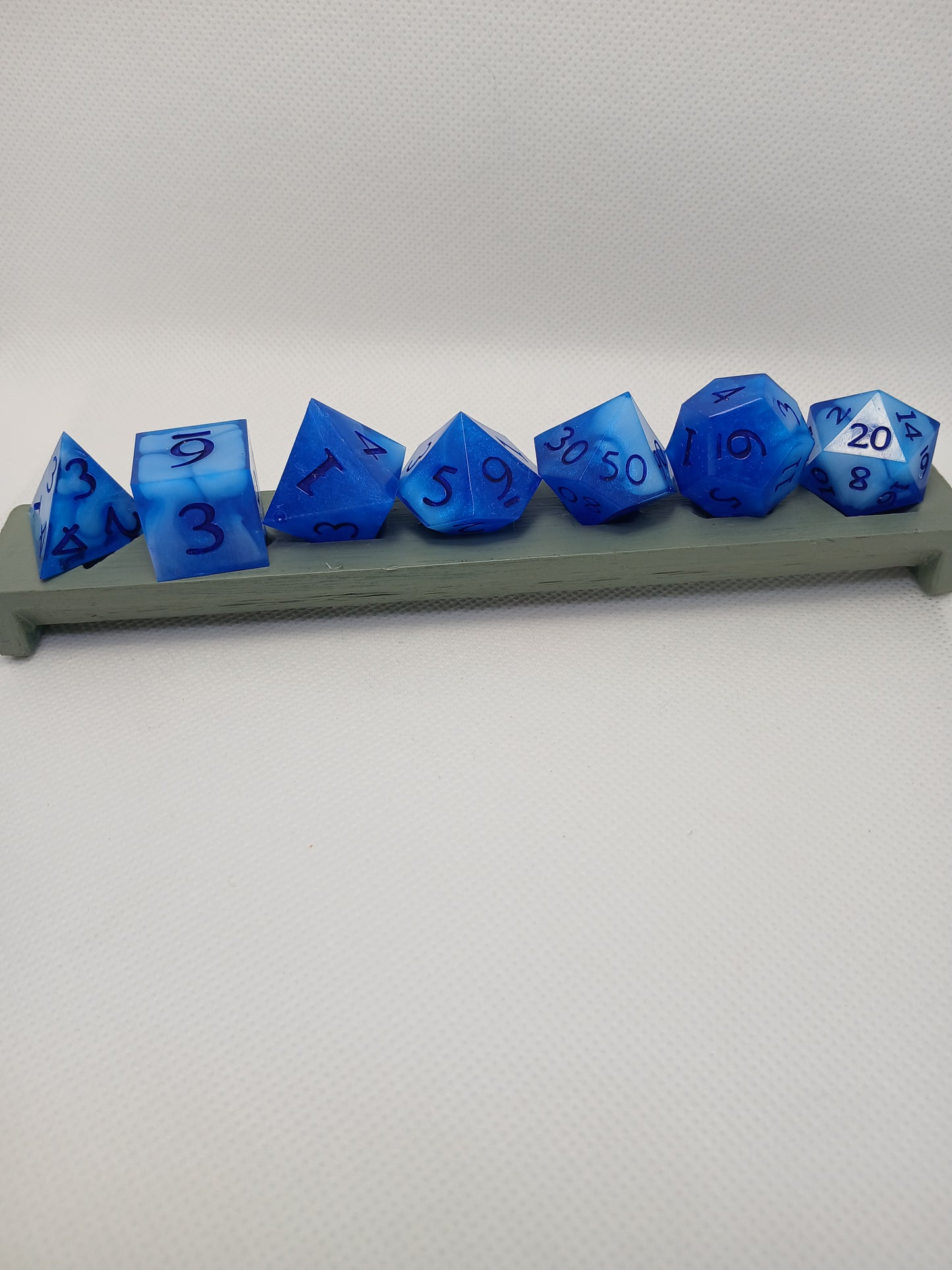 Dice set blå/vita med blå siffror.