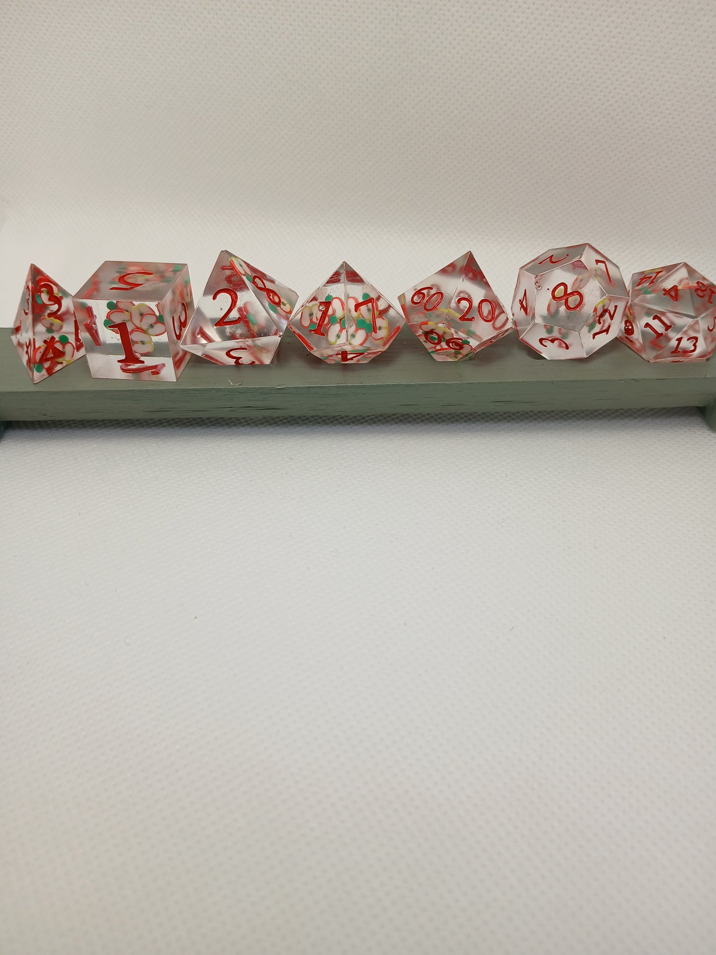 Dice set genomskinliga med äpplen med röda siffror.