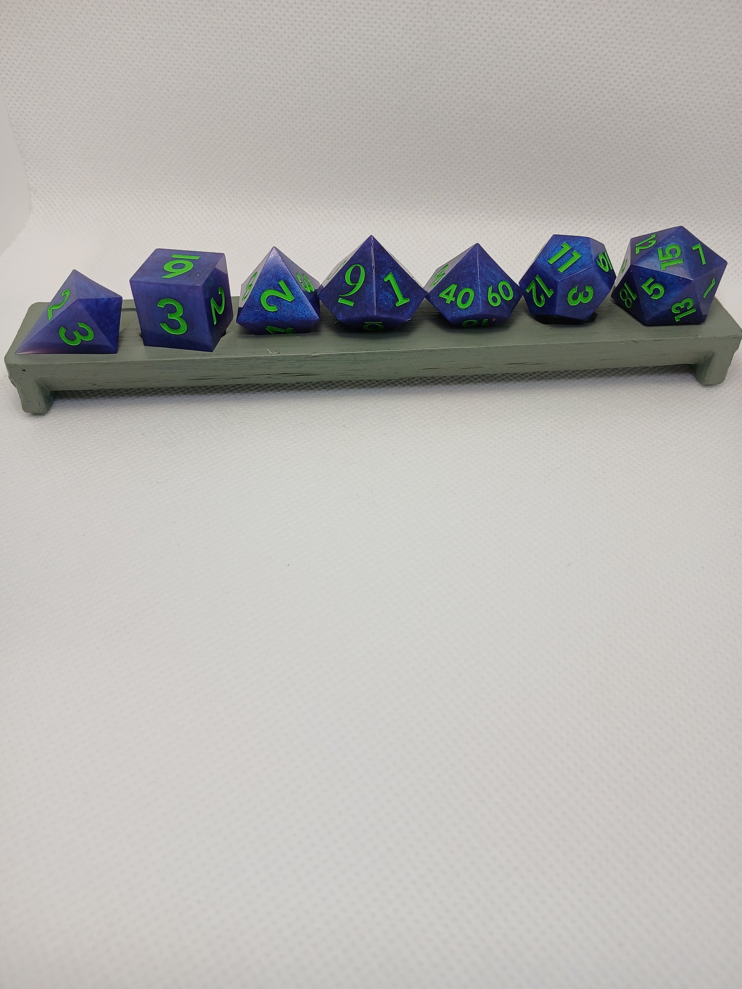 Dice set blå med gröna siffror.