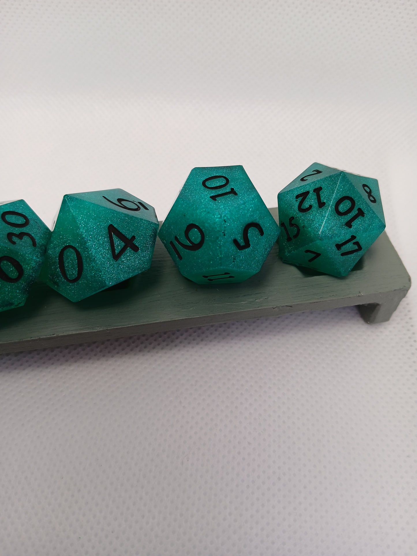 Dice set. Gröna med gröna siffror.