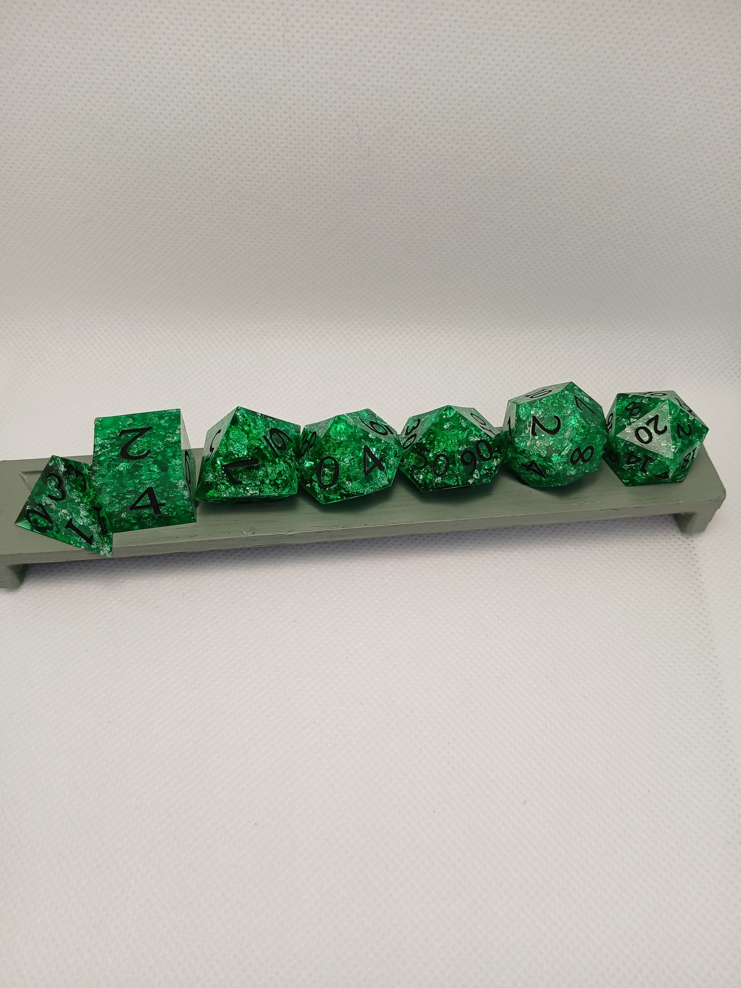 Dice set. Gröna silverglitter med gröna siffror.