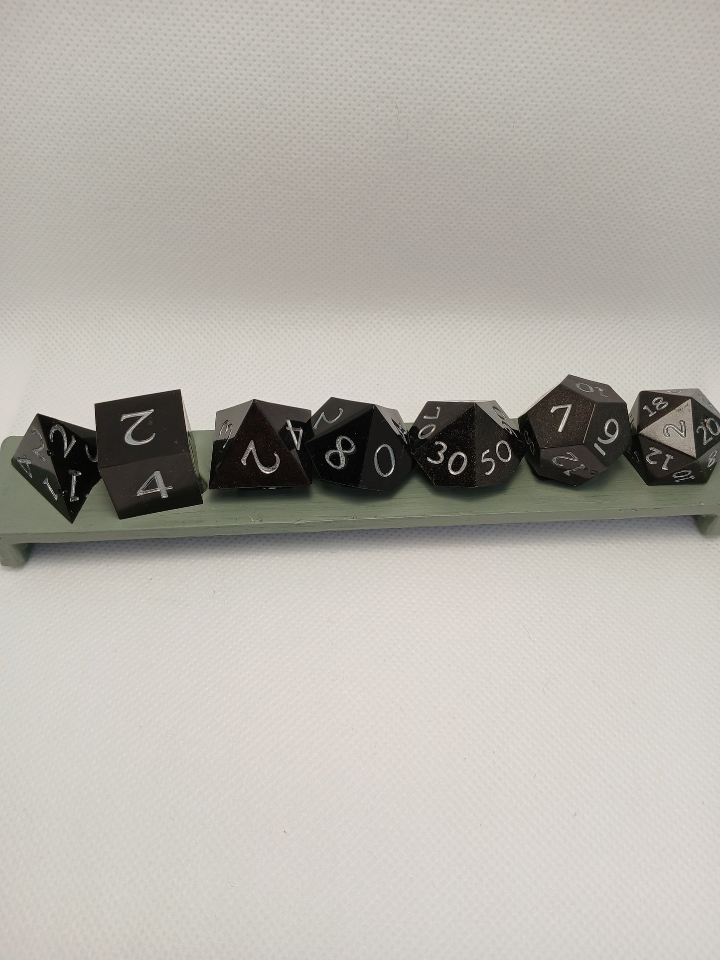 Dice set. Svart med silversiffror.