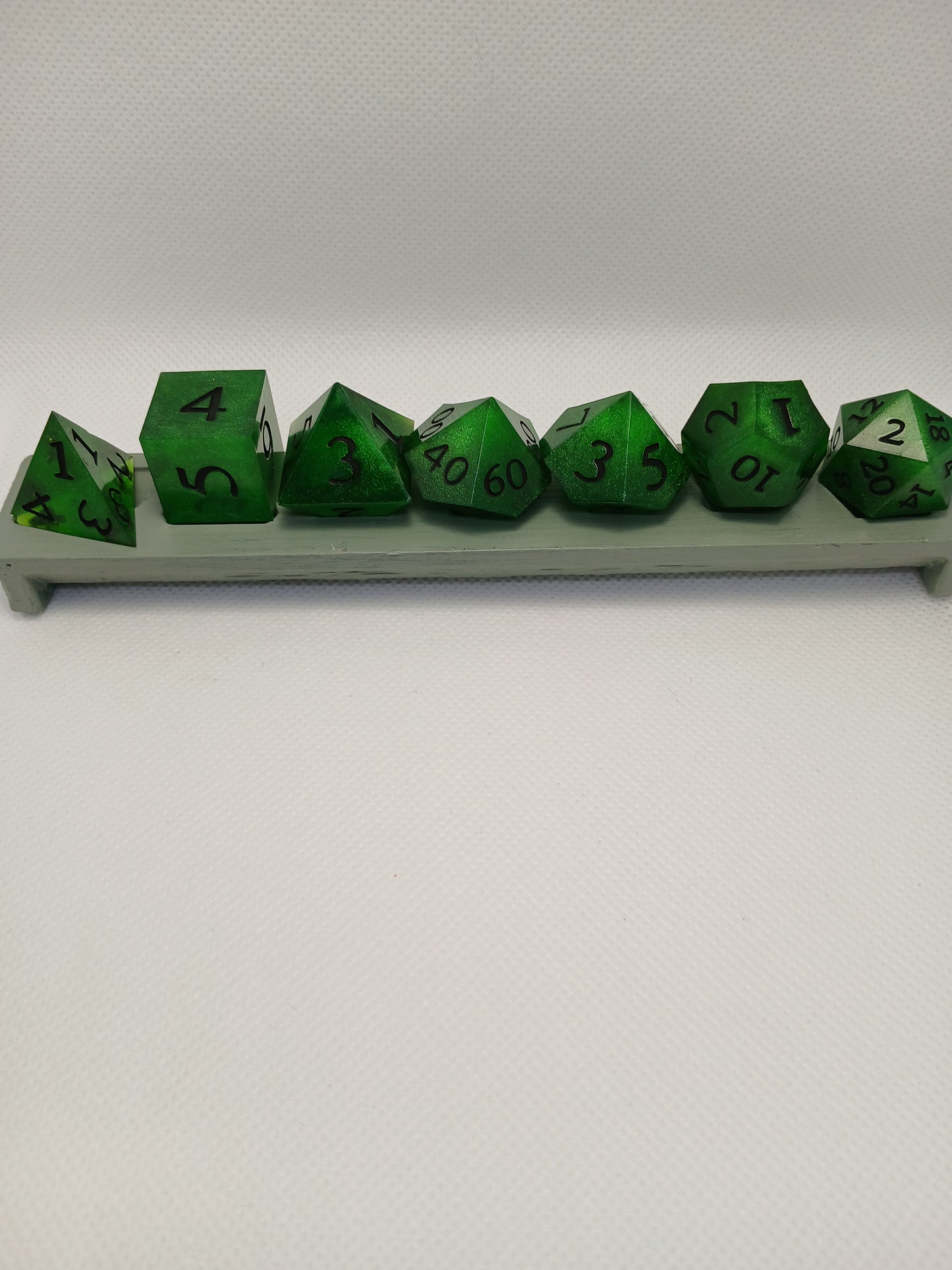 Dice set. Gröna med mörkgröna siffror.