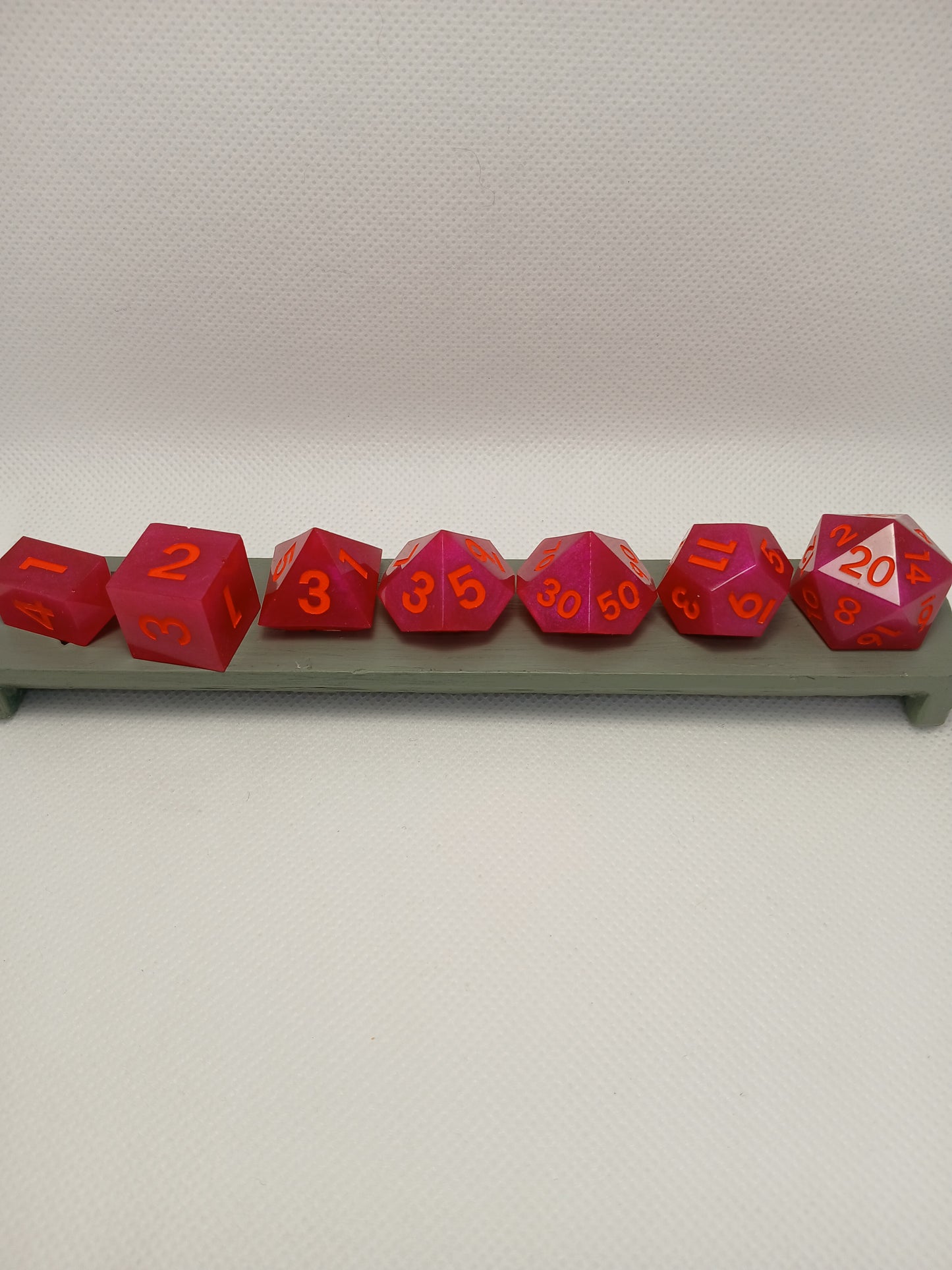 Dice set. Rosa med orange siffror.