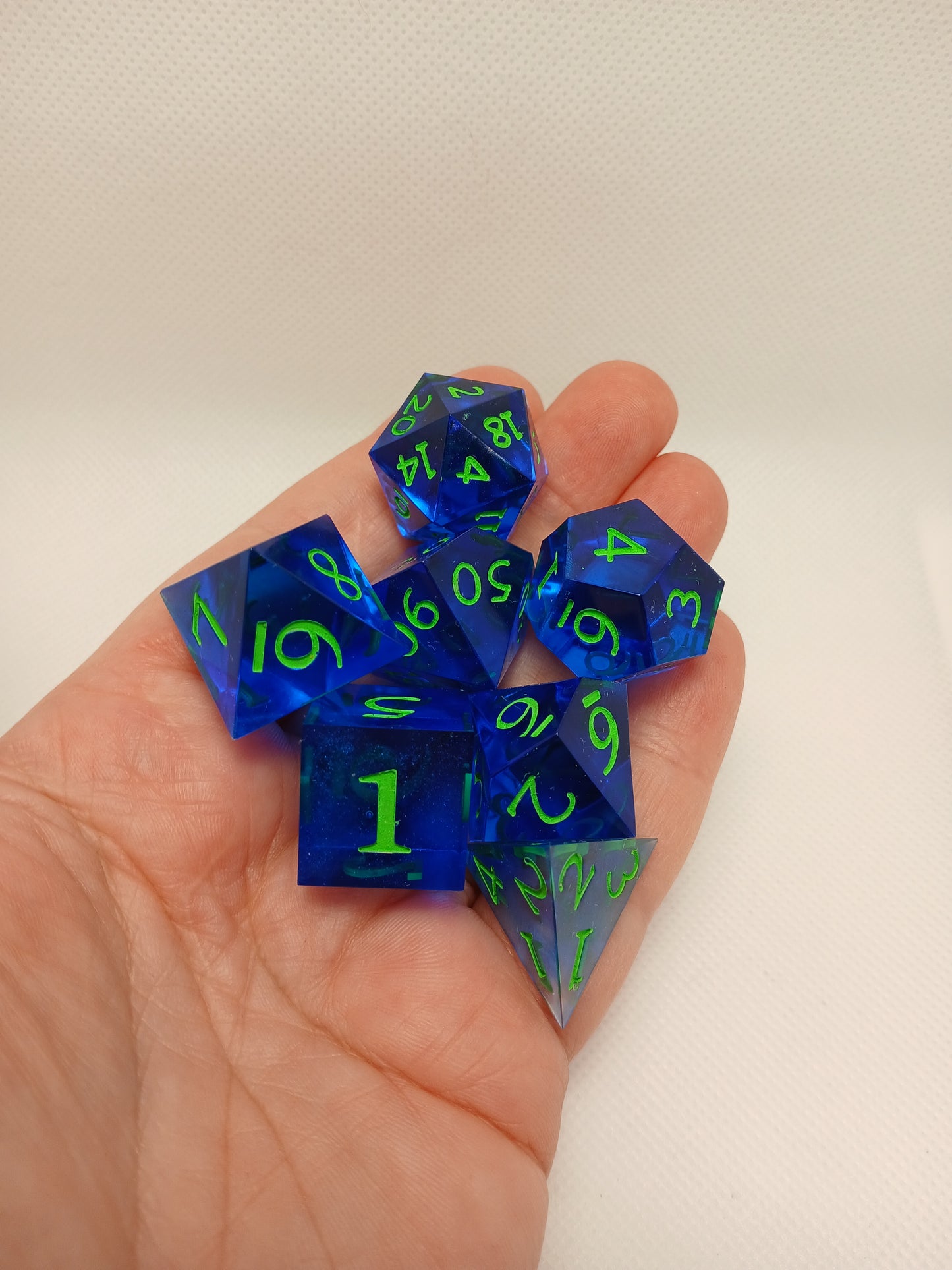 Dice set. Blå med gröna siffror.