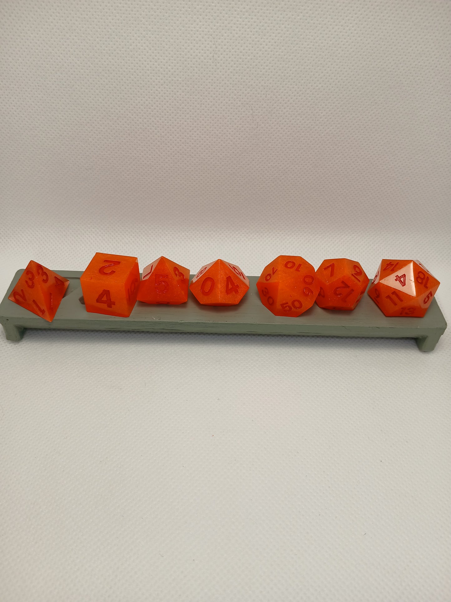 Dice set. Orange med orange siffror