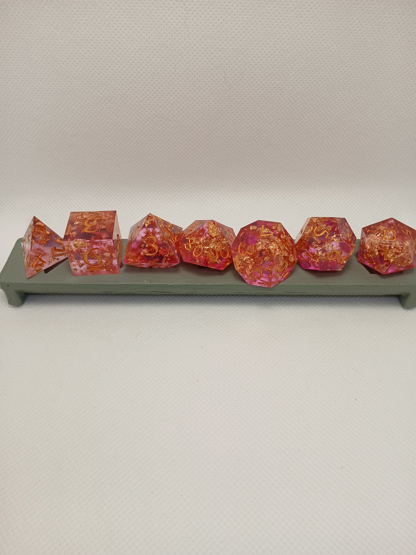 Dice set. Rosa med guld siffror.
