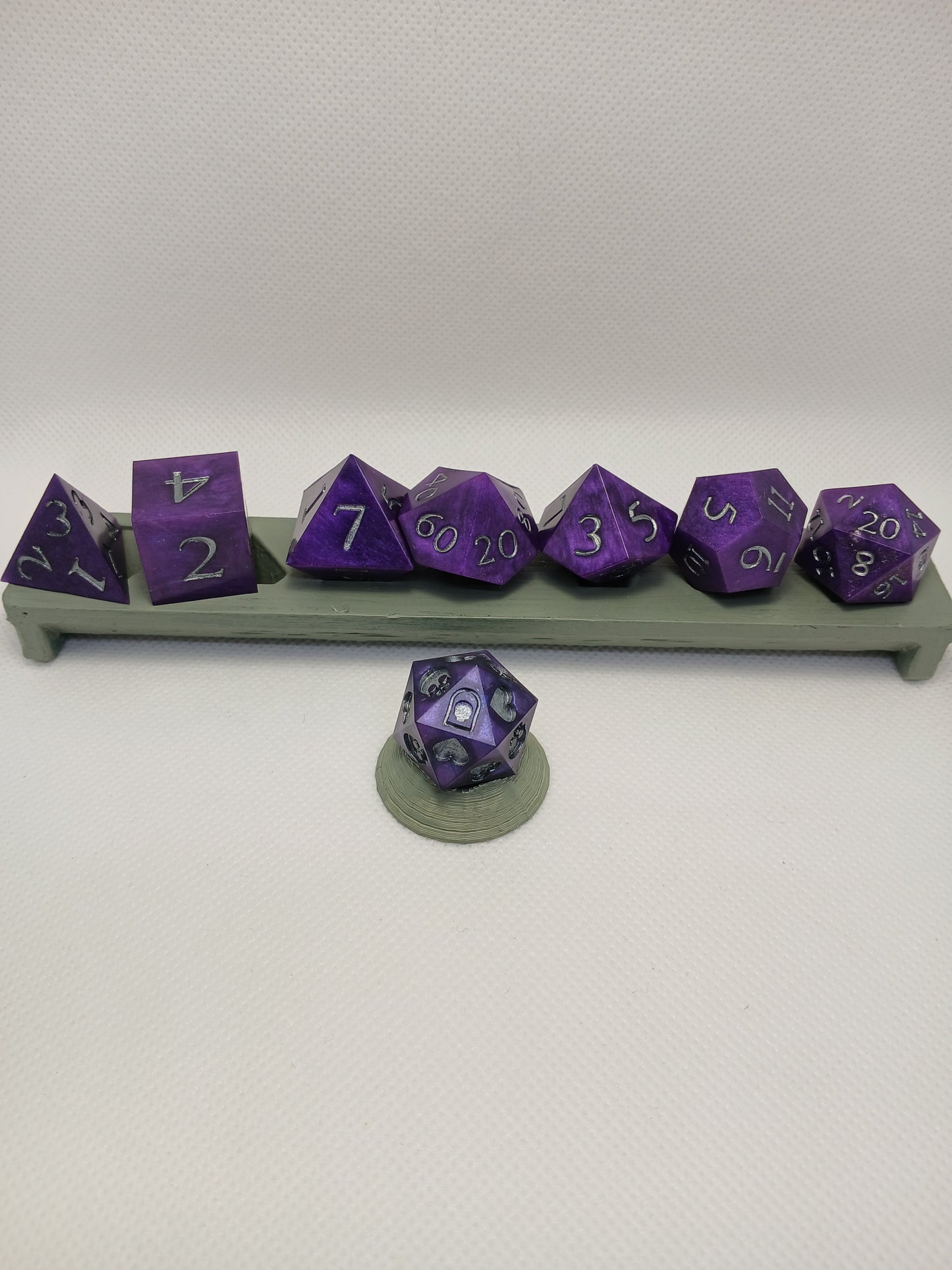 Dice set. Lila med silvriga siffror. Inkl death saving tärning.