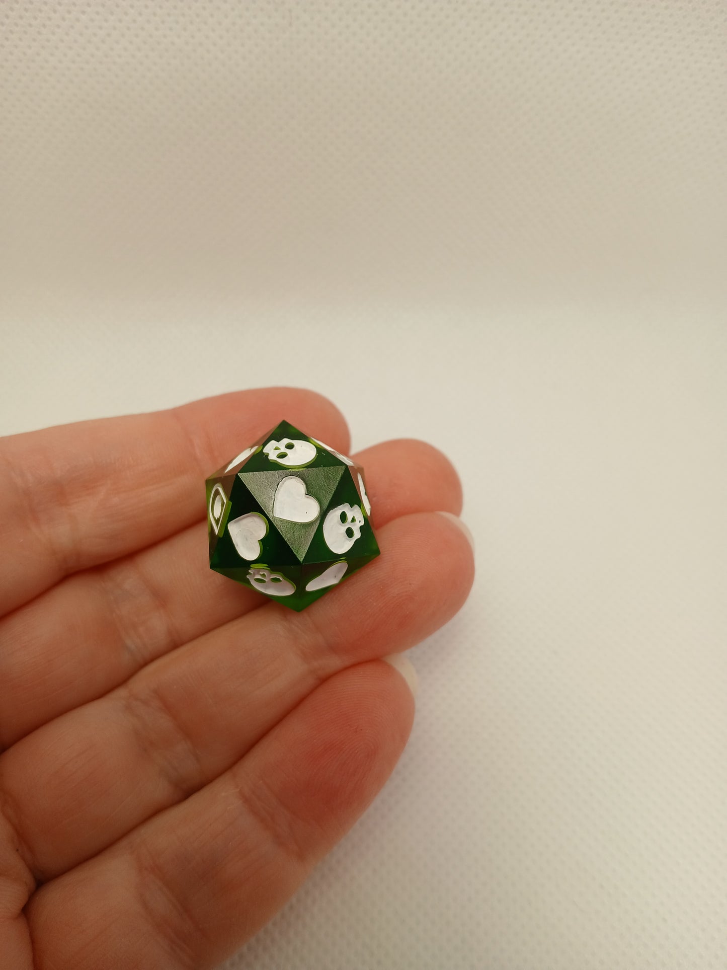Death saving Dice mörk grön med vita figurer.