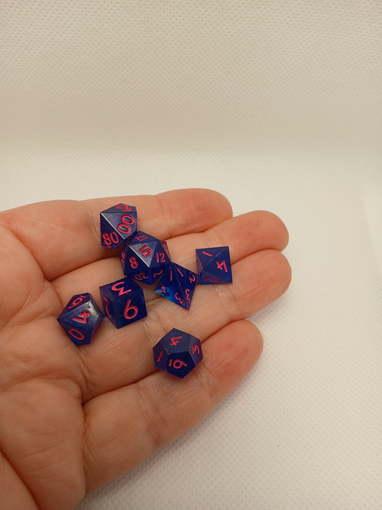Dice set mini Blå med rosa siffror.
