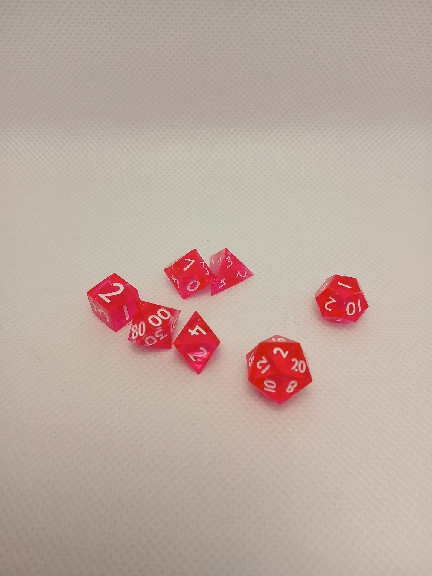 Dice set mini Rosa med vita siffror.