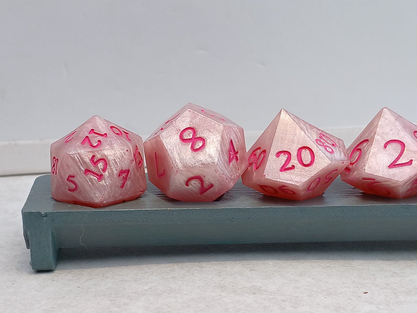 Dice set rosa med rosa siffror