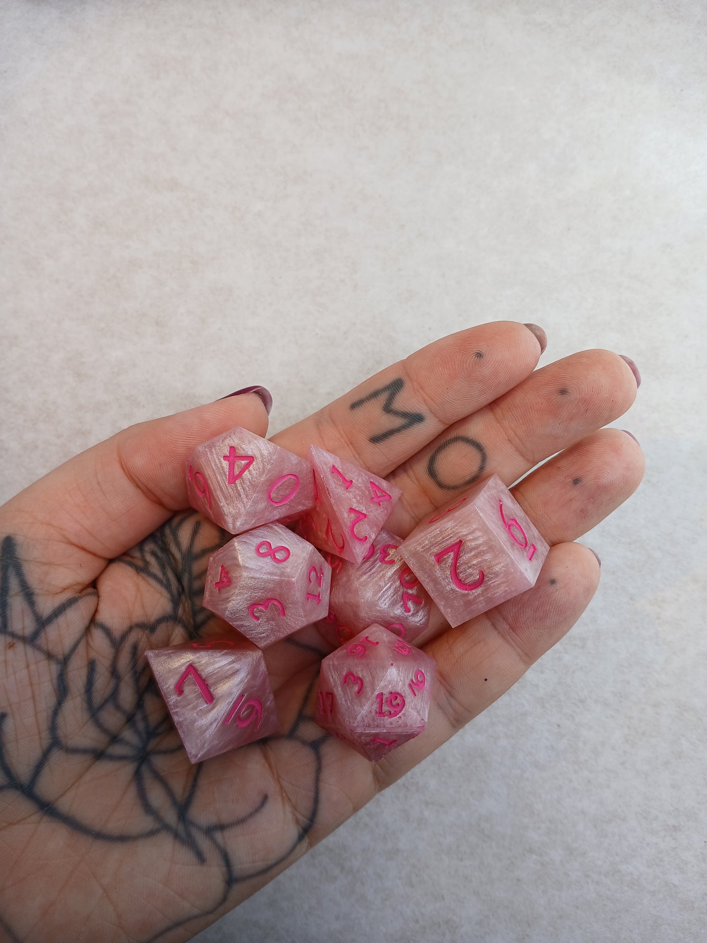 Dice set rosa med rosa siffror