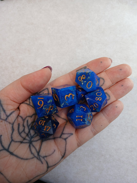 Dice set blå "guld"flingor med guldfärgade siffror OK
