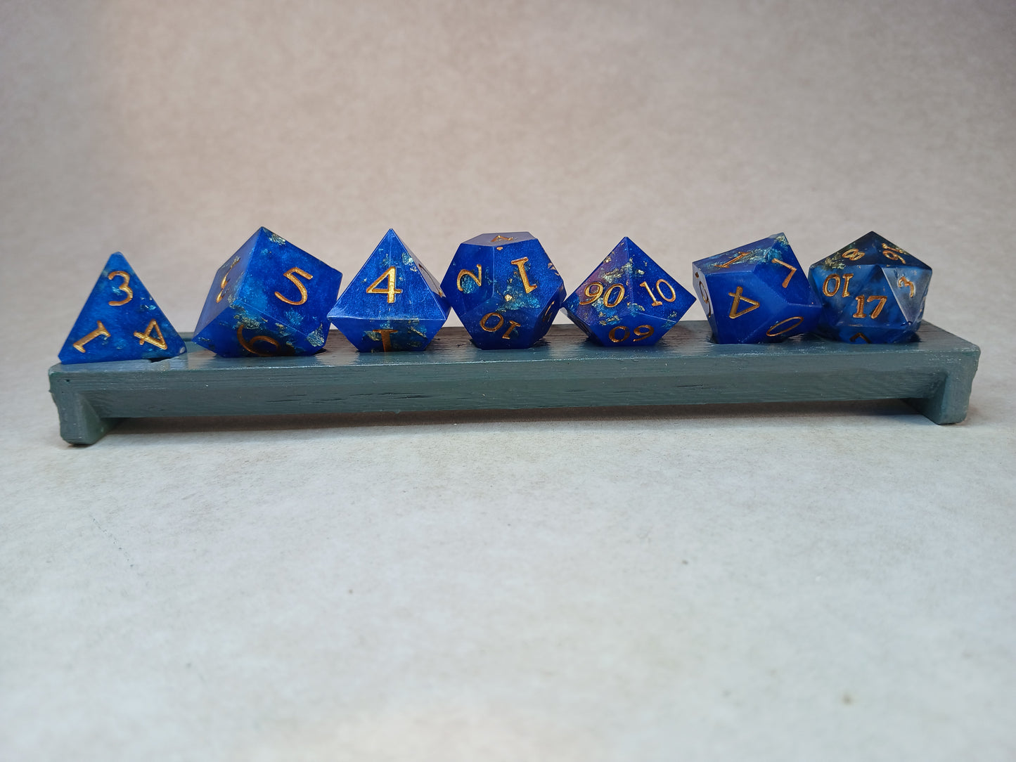Dice set blå "guld"flingor med guldfärgade siffror OK
