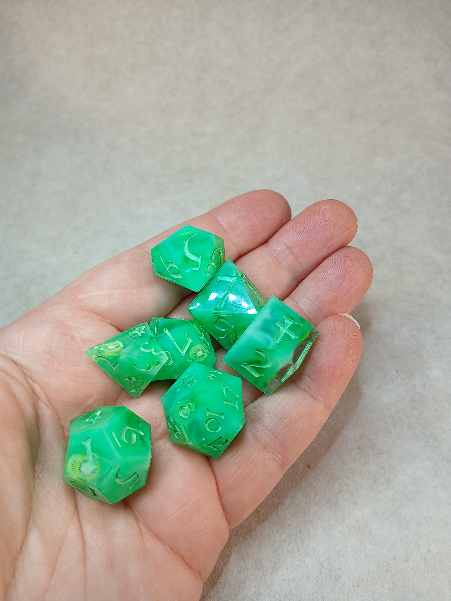 Dice set grön "Kiwi" med gröna siffror