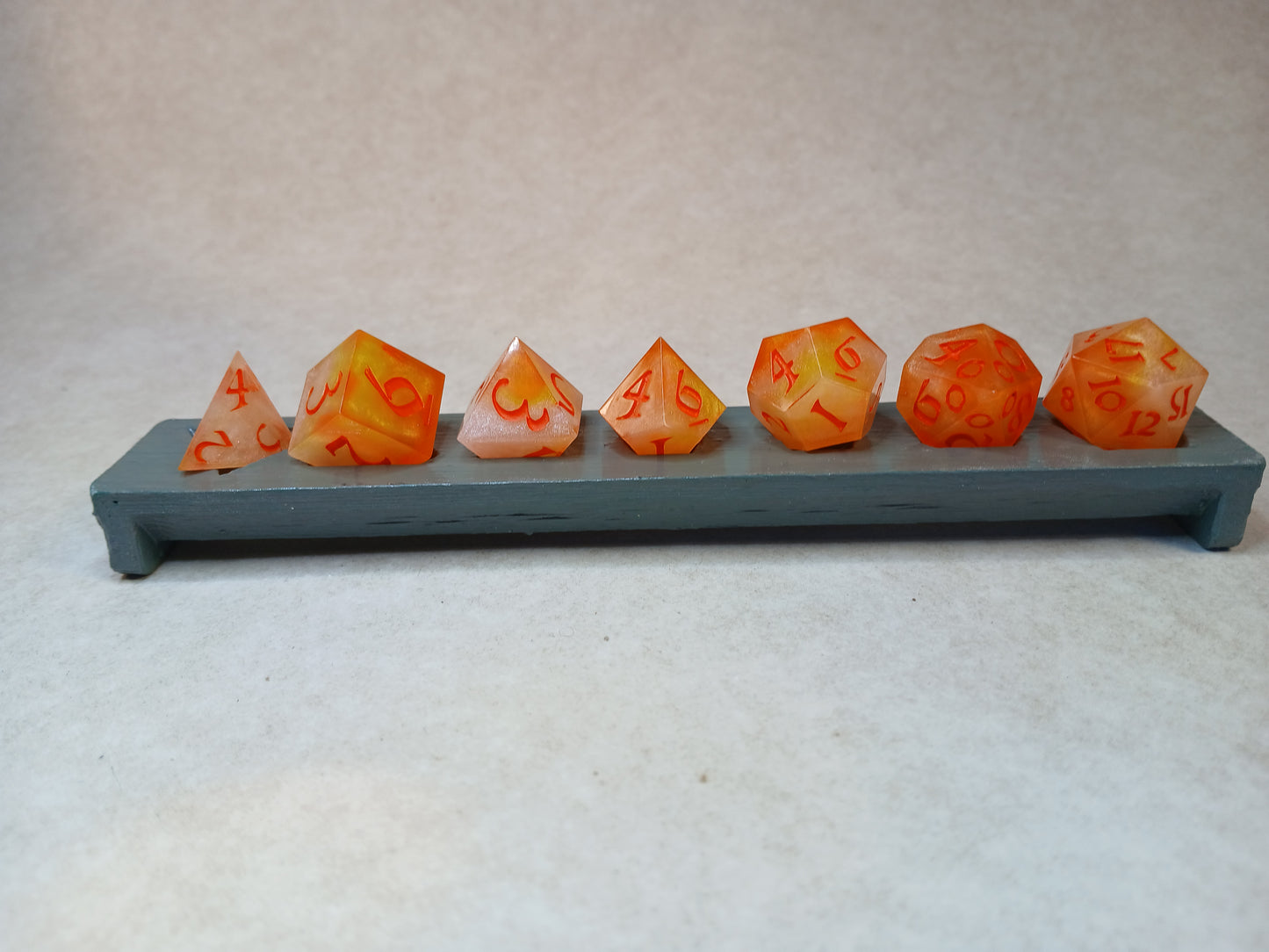 Dice set orange med orange siffror