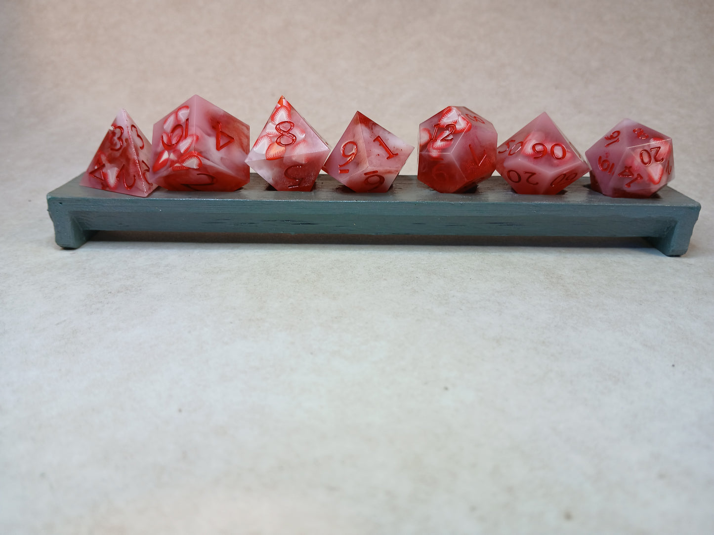 Dice set "Jordgubbsflingor" med röda siffror