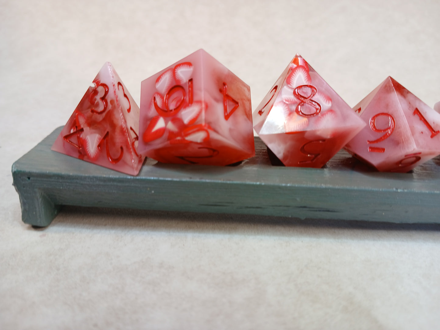 Dice set "Jordgubbsflingor" med röda siffror