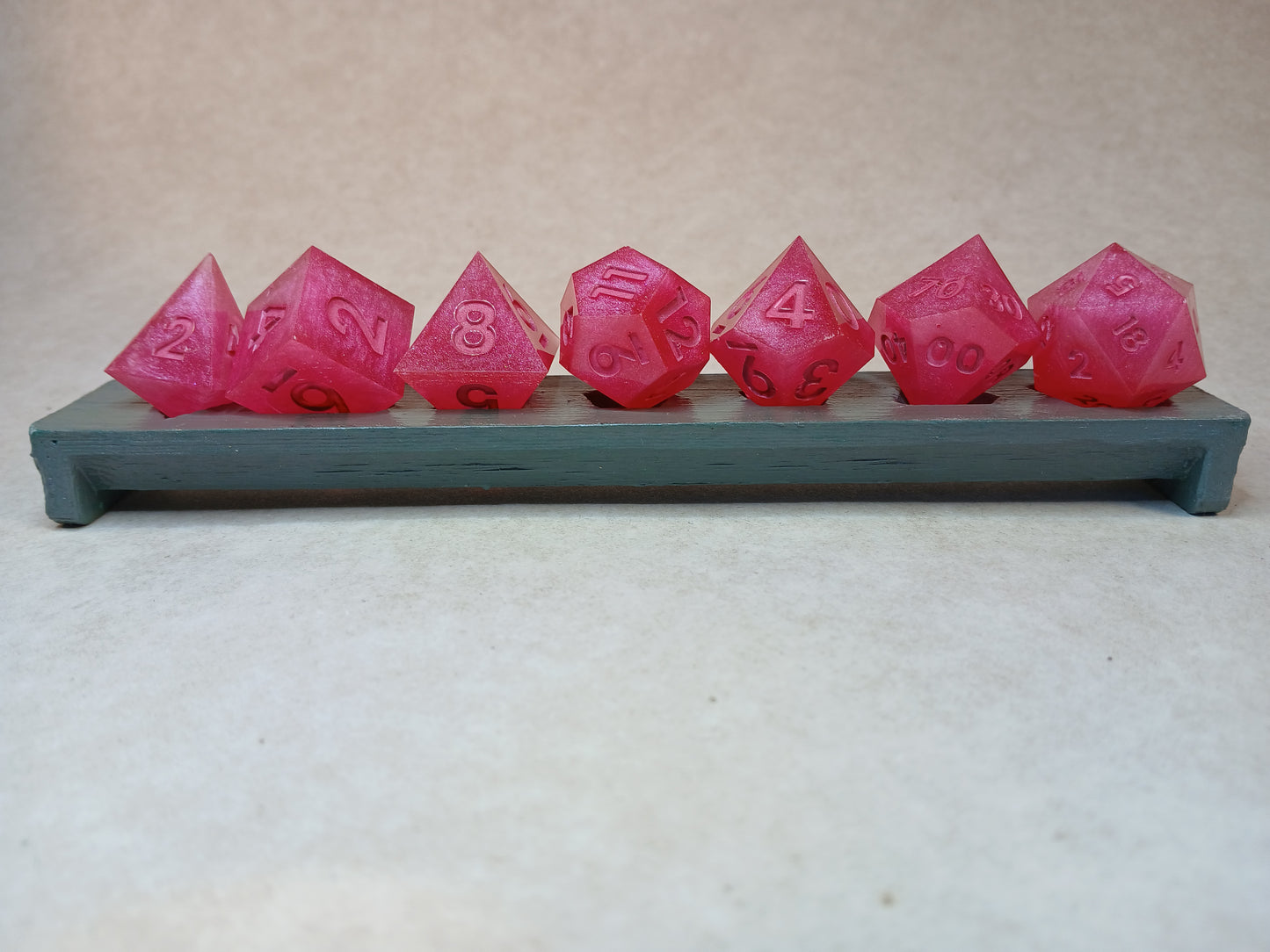 Dice set rosa med rosa siffror