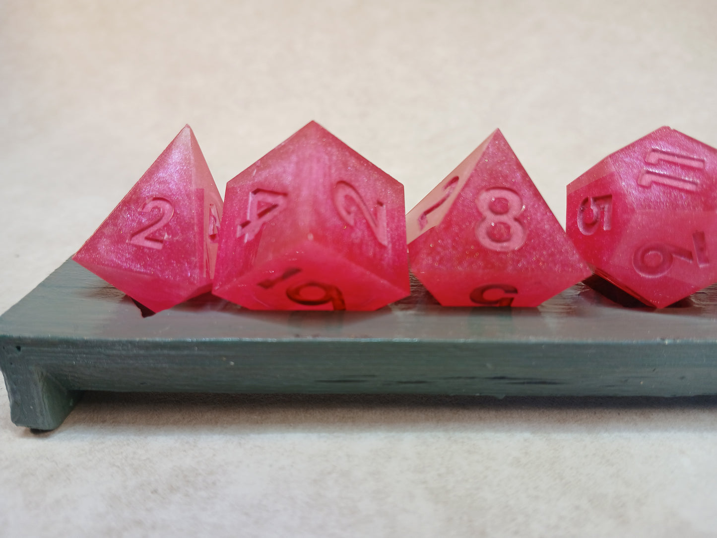 Dice set rosa med rosa siffror