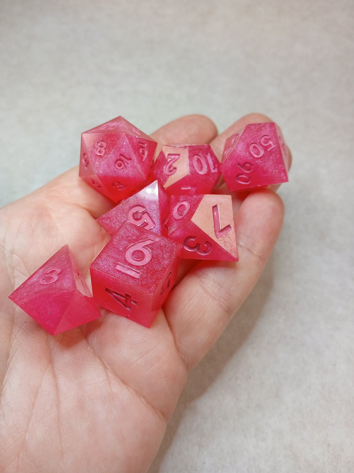 Dice set rosa med rosa siffror