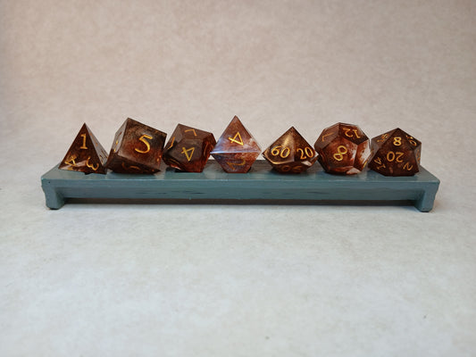 Dice set brun guldskimmer med siffror i guldfärg