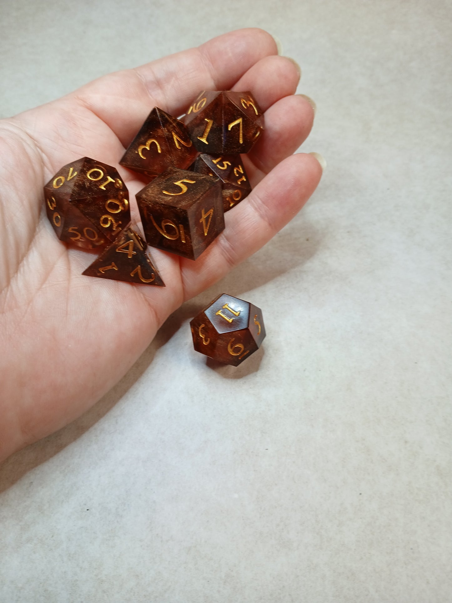 Dice set brun guldskimmer med siffror i guldfärg