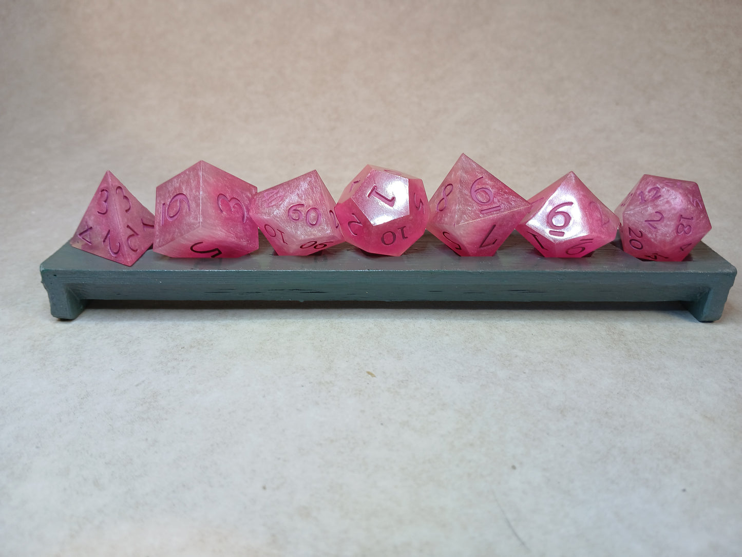 Dice set rosa med rosa siffror