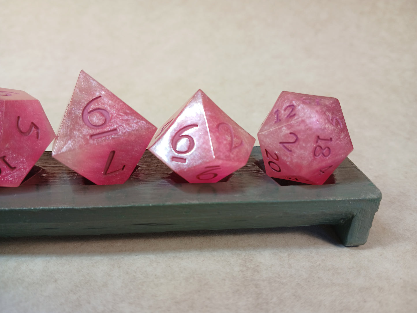 Dice set rosa med rosa siffror